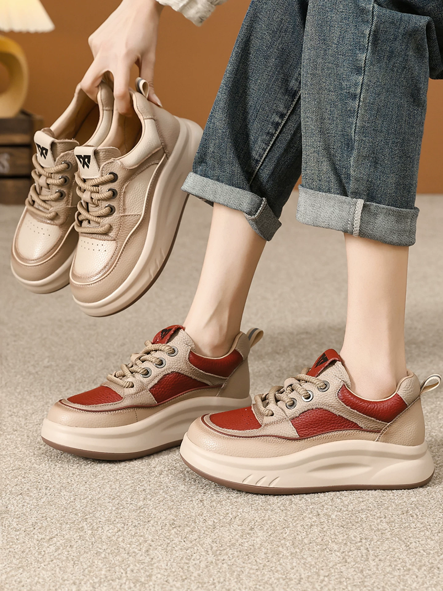 Giày thể thao nữ da bò lớp đầu màu đỏ, kiểu retro, đế dày tăng chiều cao, giày thể thao nhẹ nhàng, thời trang mùa xuân 2026.