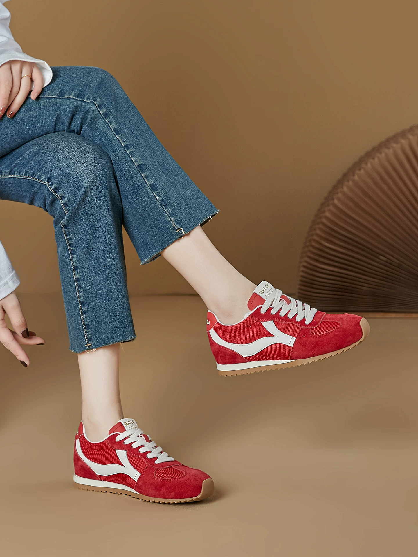 Giày thể thao Đức tăng chiều cao phong cách retro màu đỏ dành cho nữ, mẫu mới xuân 2026, giày thể thao nhẹ thoáng khí, kiểu dáng thường ngày dành cho nữ.
