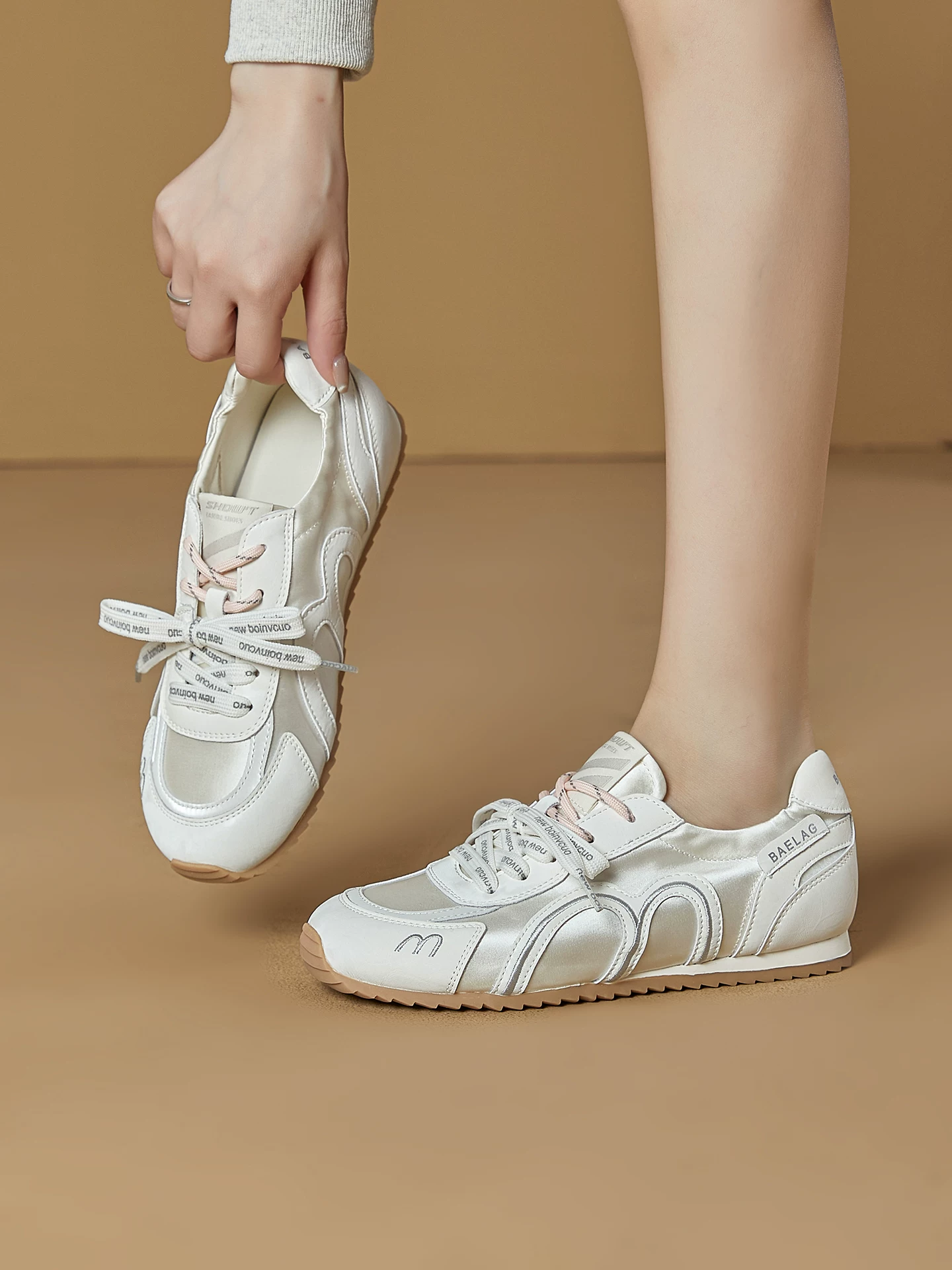 Giày tập luyện kiểu ballet bằng vải satin lụa dành cho nữ, có đế tăng chiều cao ẩn, giày thể thao màu trắng, giày thể thao mùa hè 2026 mỏng nhẹ thoáng khí.