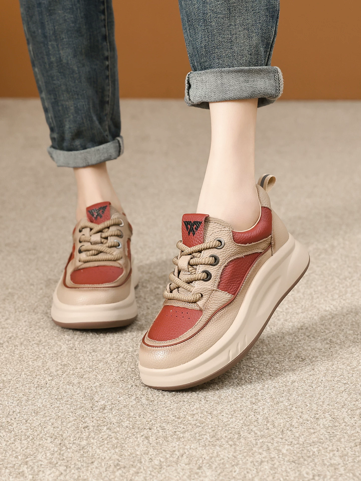 Giày thể thao nữ da bò lớp đầu màu đỏ, kiểu retro, đế dày tăng chiều cao, giày thể thao nhẹ nhàng, thời trang mùa xuân 2026.