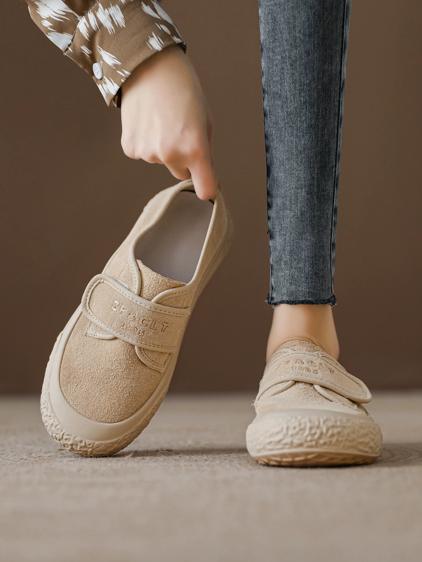 Giày lười Velcro cho nữ, giày retro da bò màu vàng, phong cách mới mùa xuân 2026, giày thể thao đế dày đa năng.