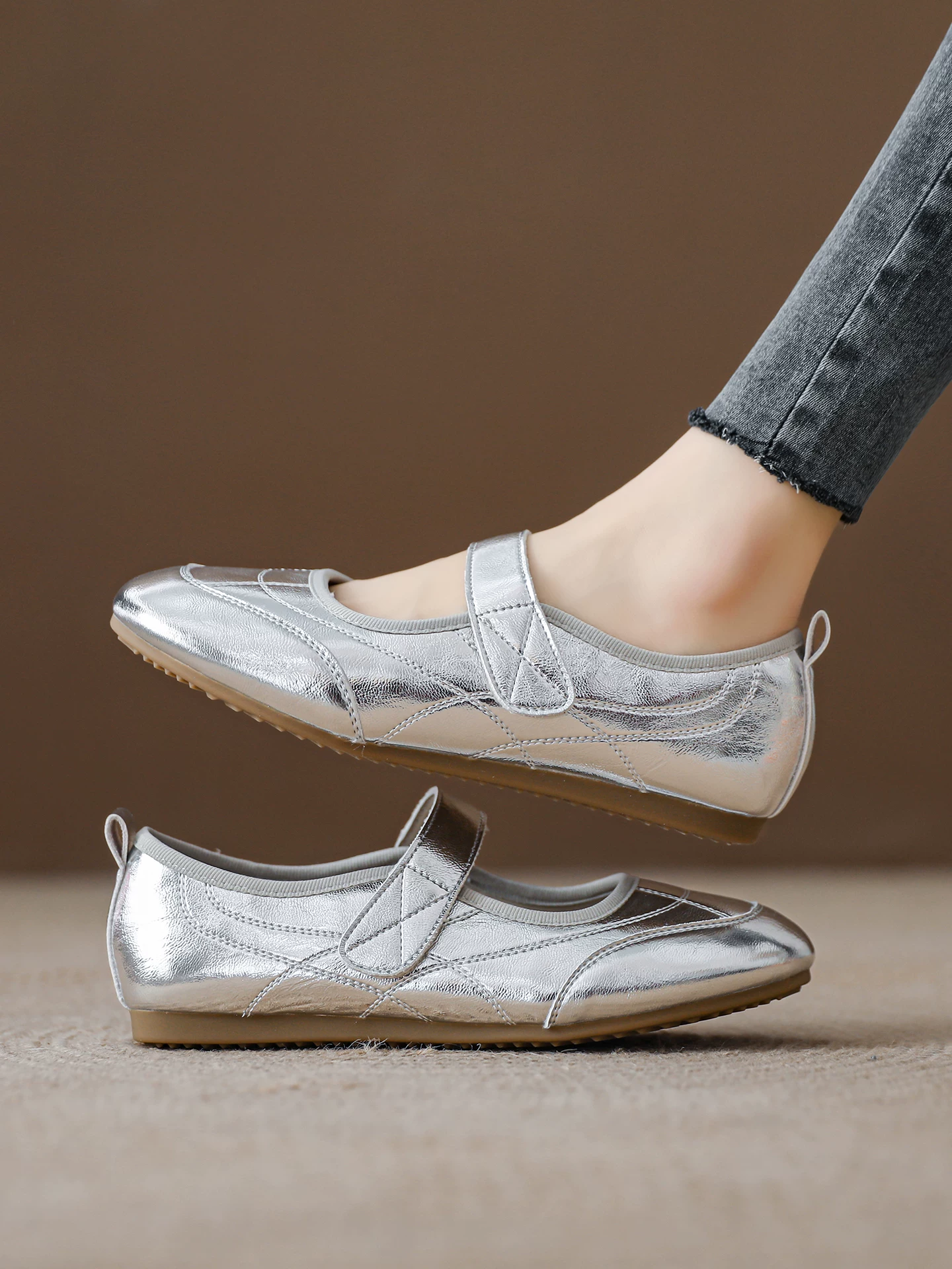 Giày sandal bít mũi Mary Jane màu bạc dành cho nữ, giày đế mềm thoải mái, giày ba lê đa năng mới mùa hè 2026.