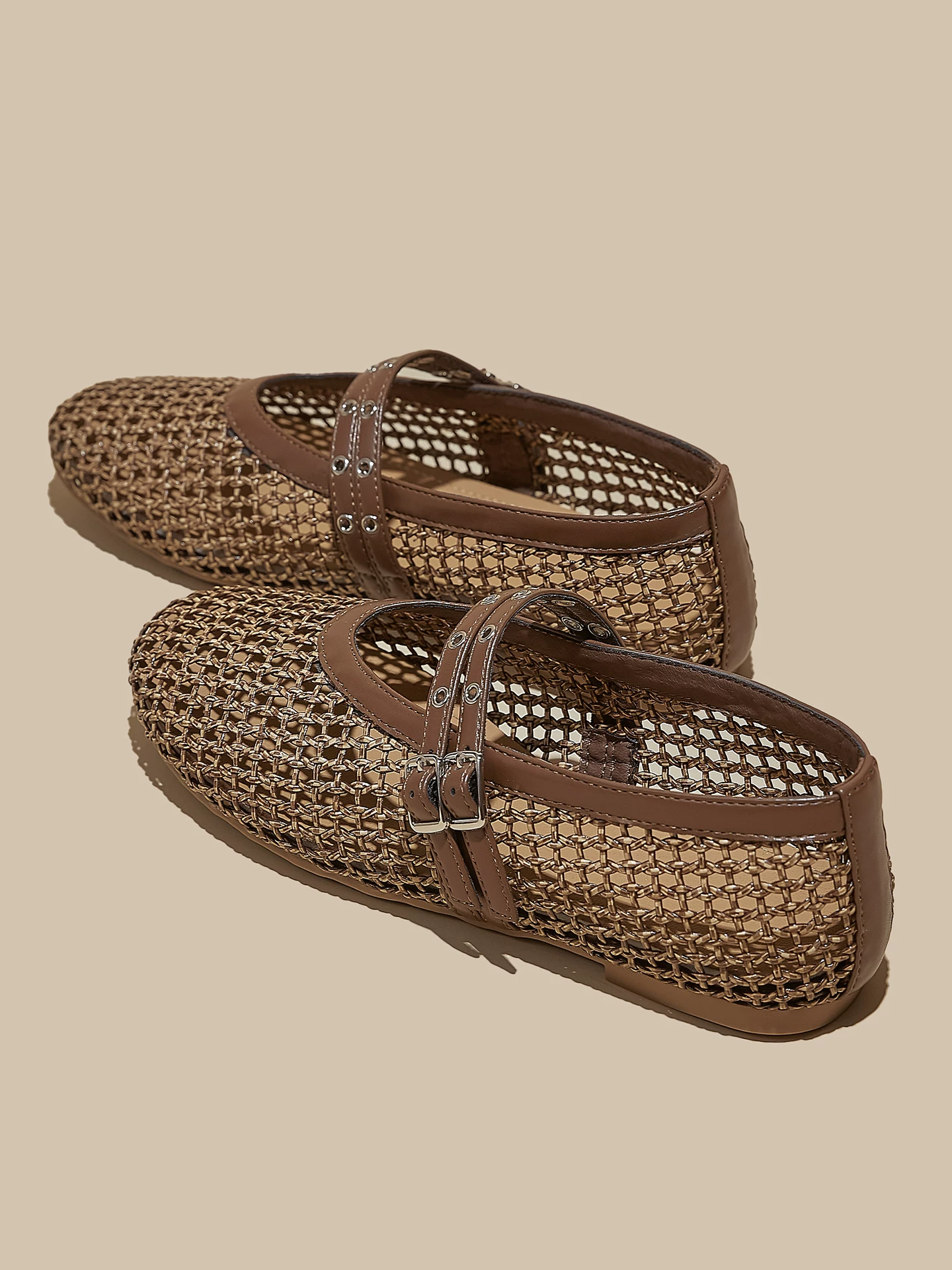 Giày sandal Mary Jane dệt rỗng cho nữ, giày ba lê lưới cá mập đế bằng, kiểu mới xuân hè 2026, giày bệt quai đơn miệng nông.