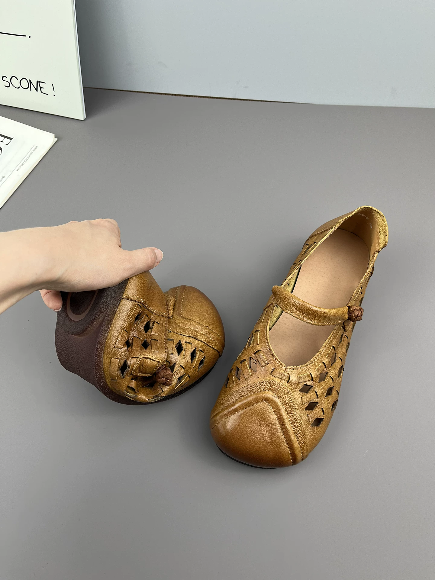Dép nữ da thật khoét lỗ, mũi kín, kiểu vintage đế mềm êm ái, giày mẹ thoải mái, mẫu mới hè 2026, thoáng khí.