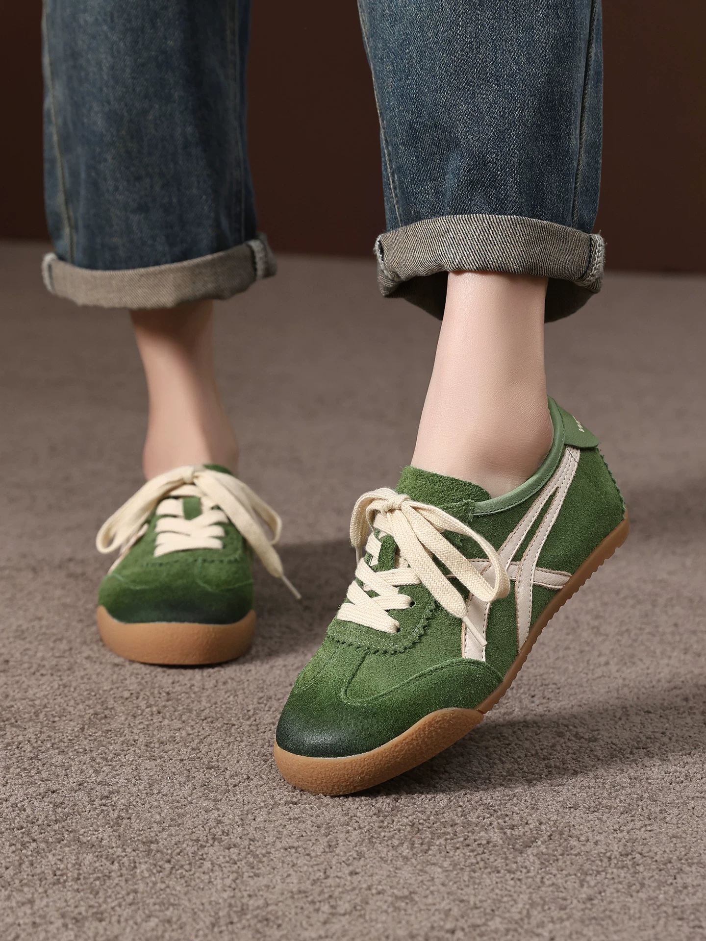 Giày tập luyện nữ da bò retro màu đỏ kiểu Đức, đế mềm êm ái, giày Forrest Gump, mẫu mới xuân 2026, giày thể thao chạy bộ, giày thường ngày.