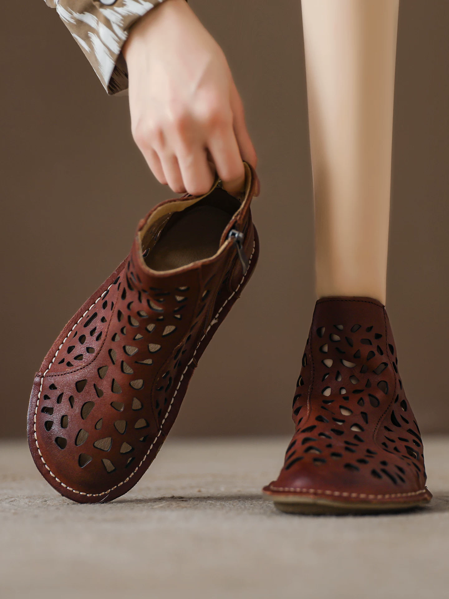 Giày sandal da bò kiểu La Mã cổ điển dành cho nữ, giày bốt ngắn đế mềm thoáng khí, giày sandal da thật kiểu mới mùa hè 2026