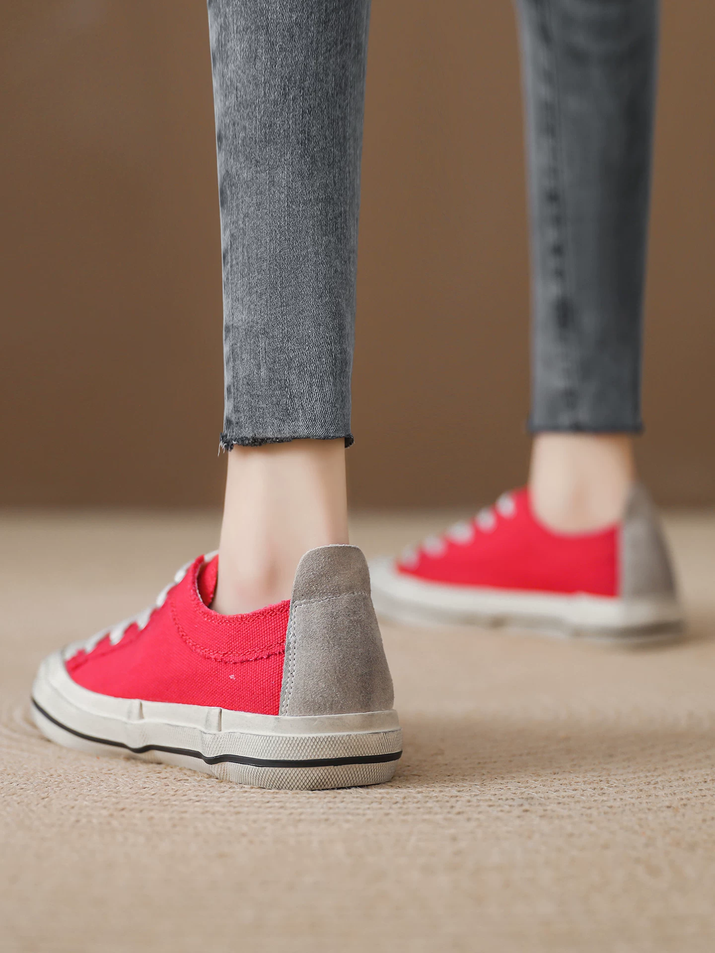 Giày vải denim đỏ nữ, phong cách vintage cũ kỹ, giày thể thao thường ngày mới mùa xuân 2026, giày ván trượt thể thao nữ.