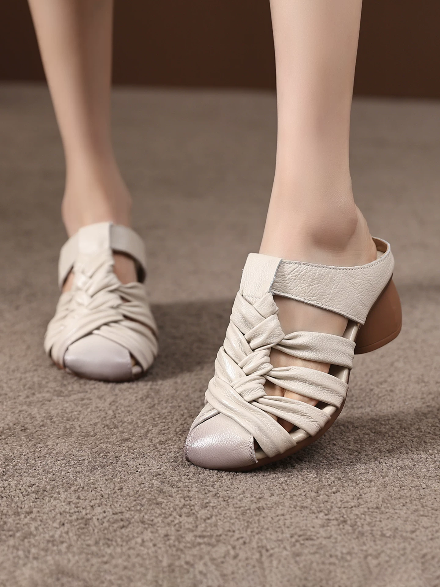 Giày mules mũi kín dệt thủ công bằng da thật dành cho nữ, dép đế thấp thoải mái, dép kiểu La Mã mới mùa hè 2026.