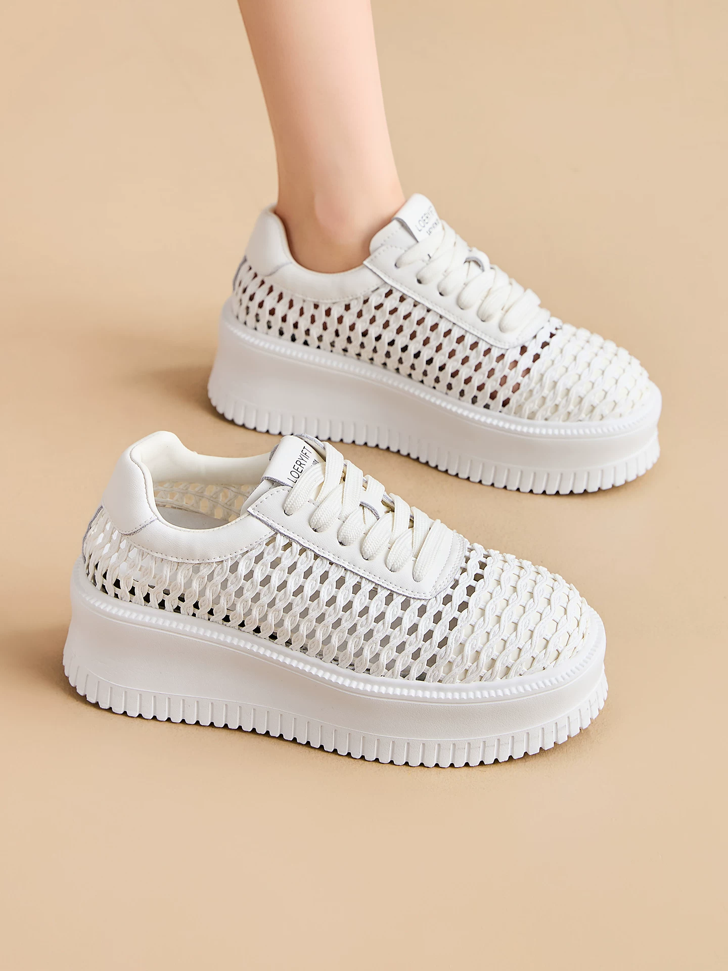 Giày lưới dệt bạc nữ, dép sandal đế dày tăng chiều cao, kiểu dáng thông thường, thoáng khí, đế platform màu trắng, mẫu mới hè 2026.