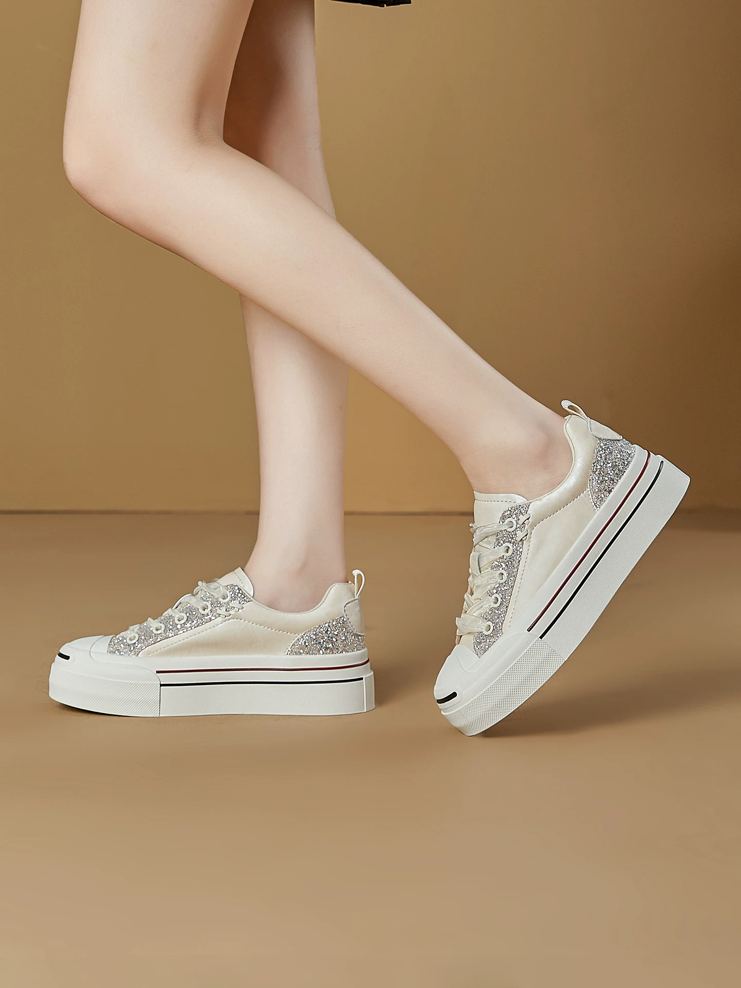Giày thể thao nữ đế dày màu trắng, kiểu dáng xuân mới, phong cách Hàn Quốc đa năng, đính sequin, thoáng khí, năng động