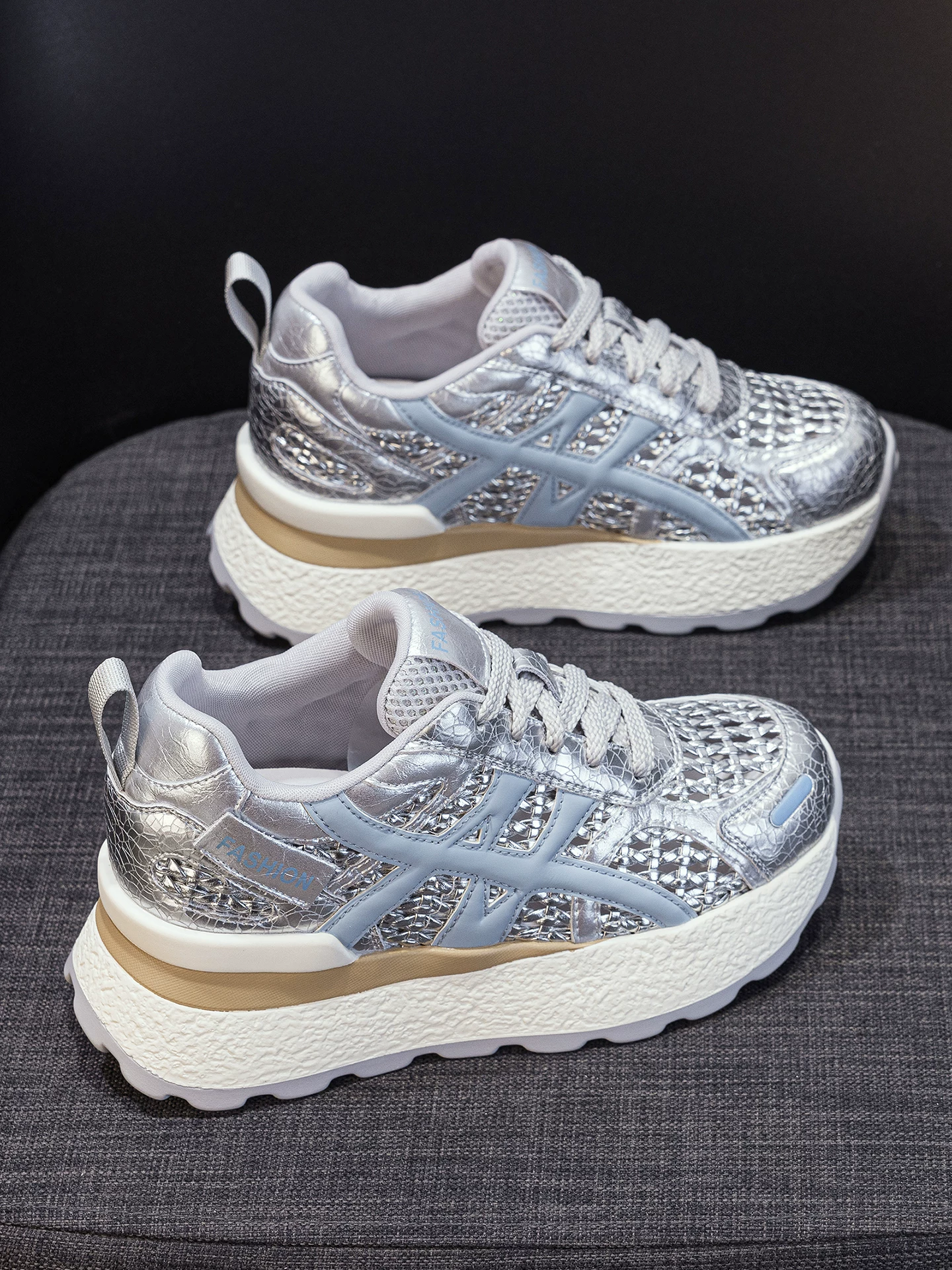 Giày thể thao nữ đế độn kiểu dad sneaker, chất liệu lưới dệt thoáng khí, mẫu mới hè 2026, đế dày, phong cách thể thao năng động.