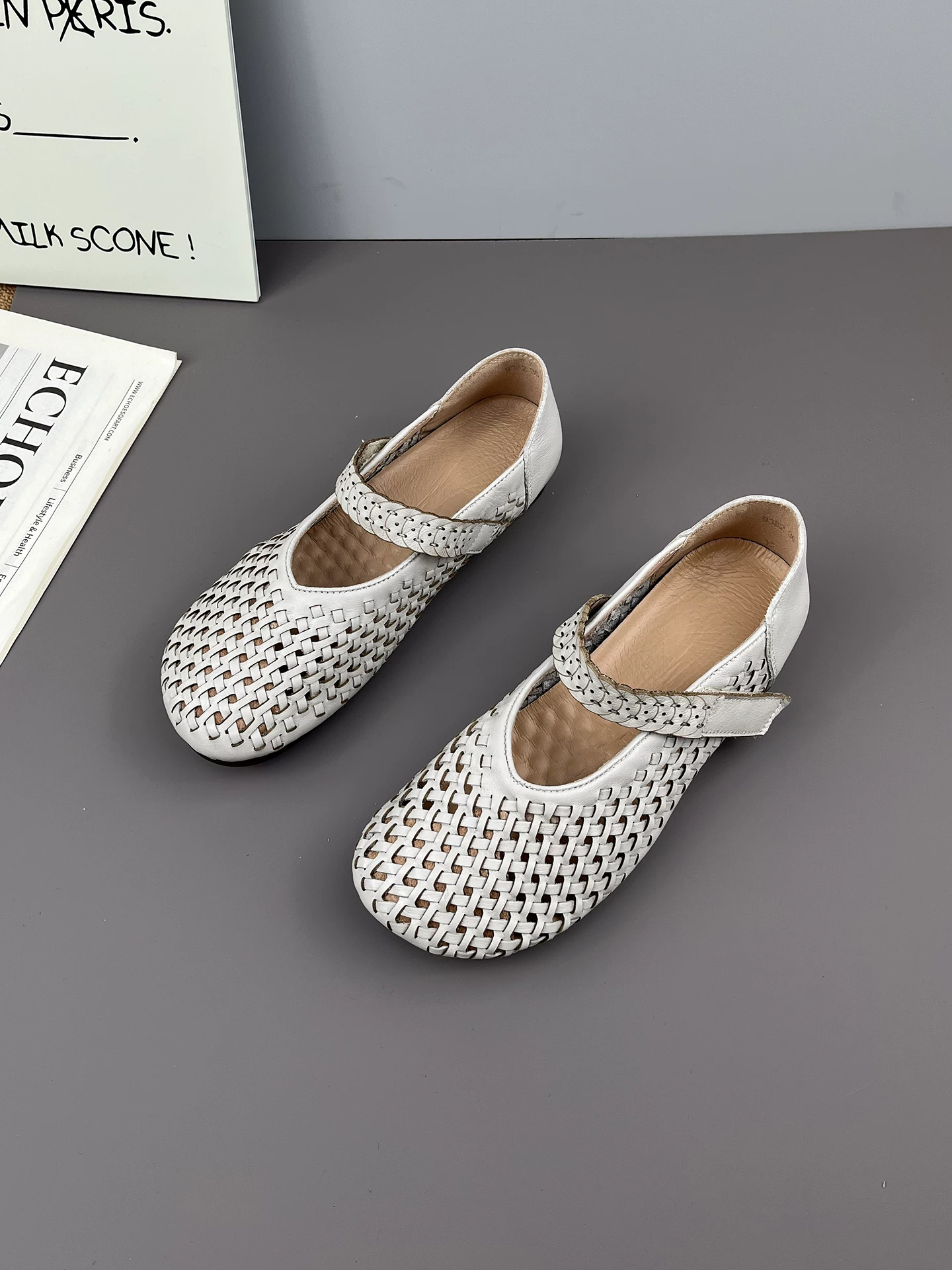 Giày Mary Jane nữ da thật dệt kiểu retro, sandal bít mũi thoáng khí, kiểu mới hè 2026, giày đế mềm nữ.