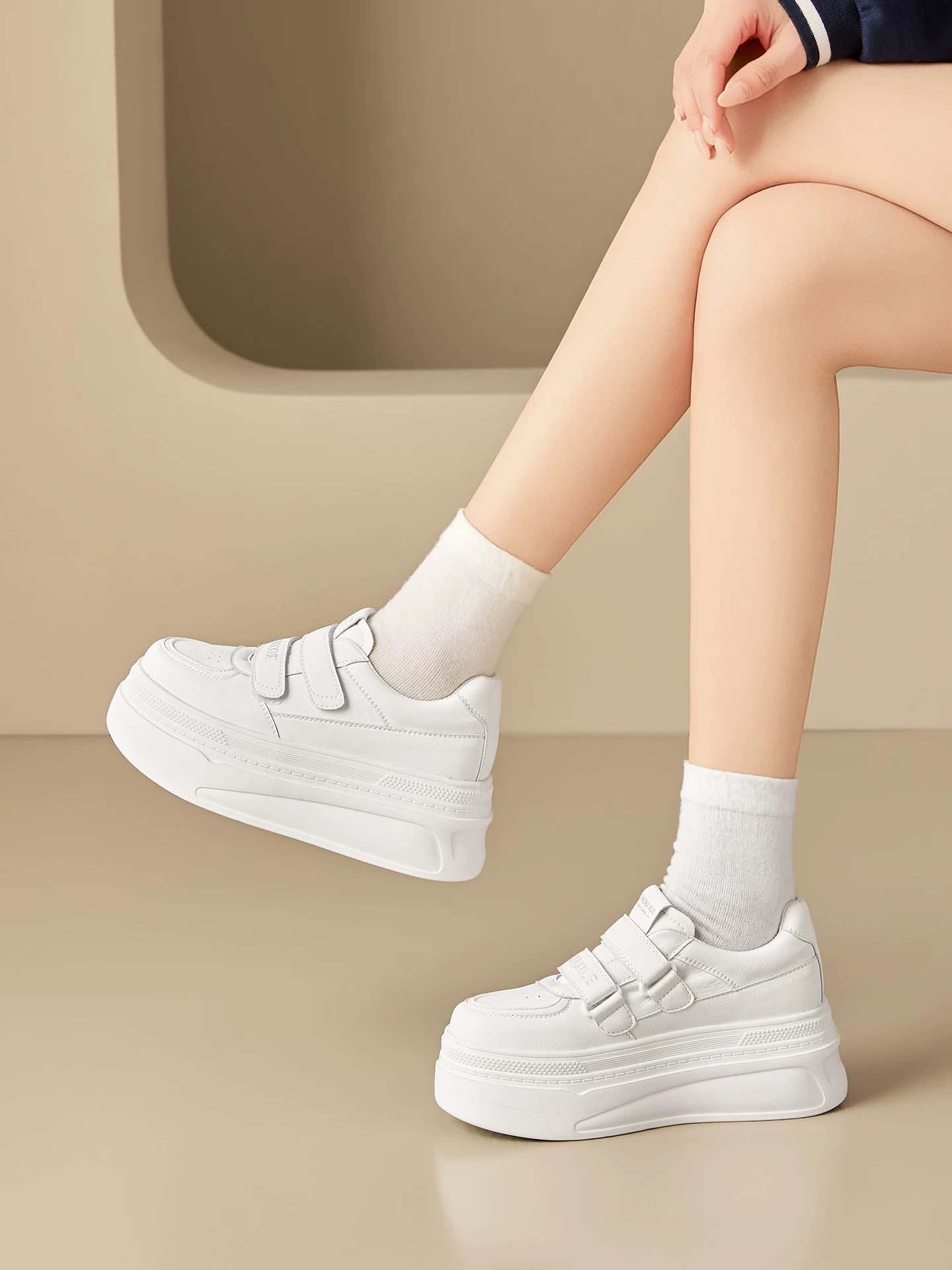 Giày thể thao đế dày tăng chiều cao màu trắng dành cho nữ có quai Velcro, giày thường ngày đa năng, giày thể thao giúp thon gọn vóc dáng.