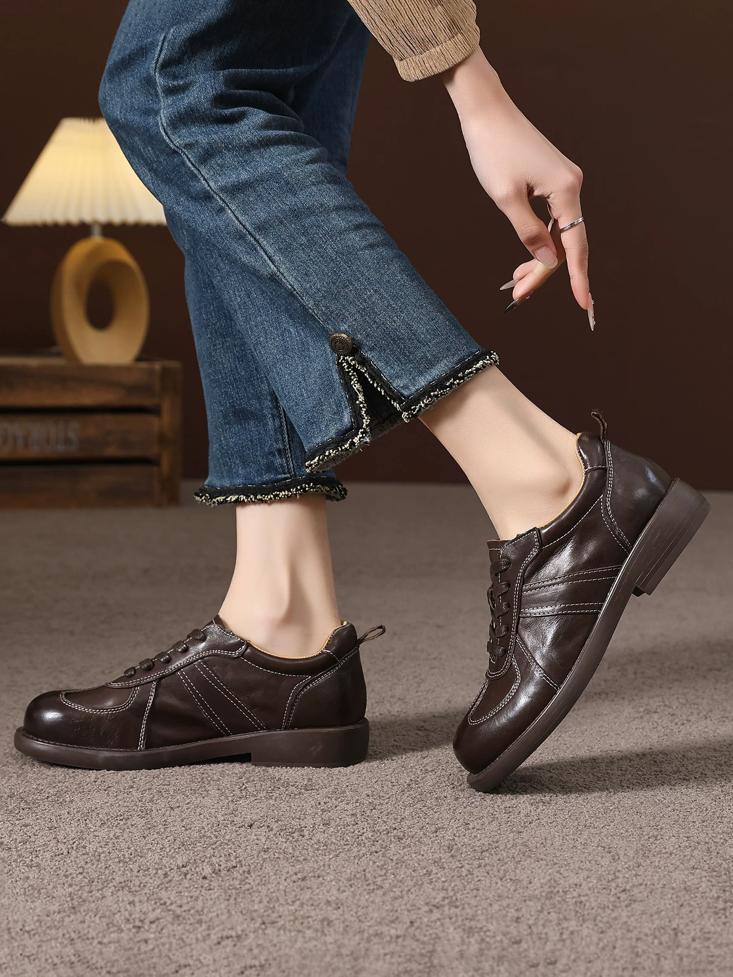 Giày da nữ phong cách Anh, giày brogue cổ điển da bò lớp đầu tiên, giày derby buộc dây kiểu giản dị mới mùa xuân 2026.