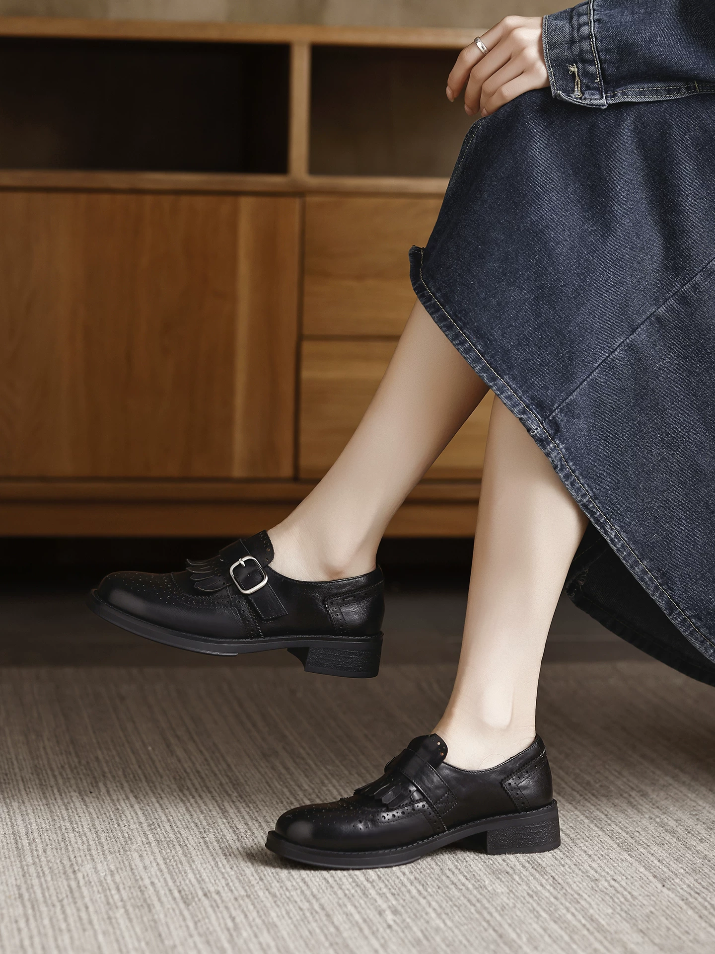 Giày Brogue nữ, da bò màu nâu, giày da chạm khắc tua rua phong cách retro, kiểu mới mùa xuân 2026, giày lười gót dày.