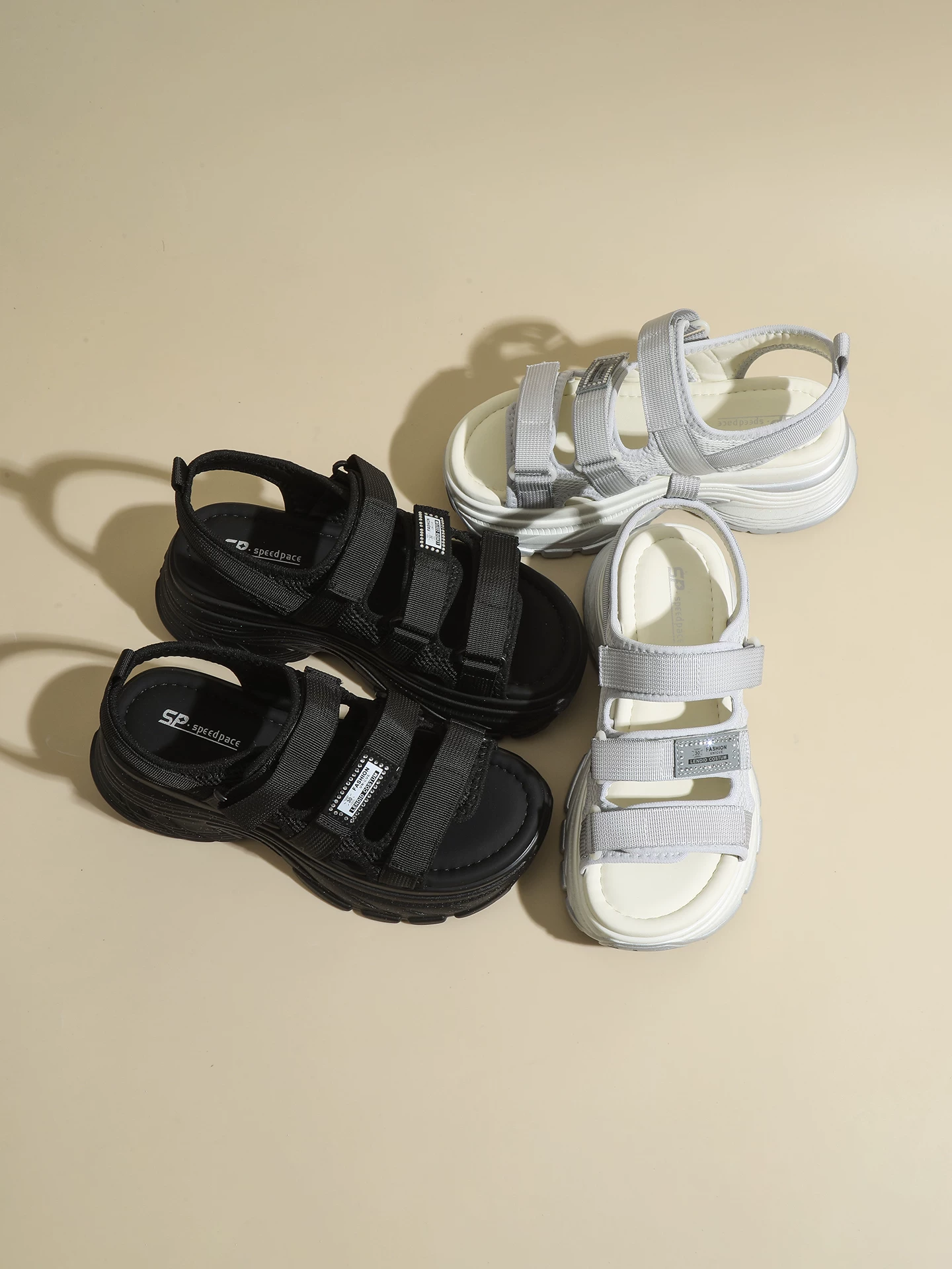 Dép thể thao Velcro dành cho nữ, dép bố đế dày khoét lỗ, giày đi biển hở mũi thông thường mới mùa hè 2026.