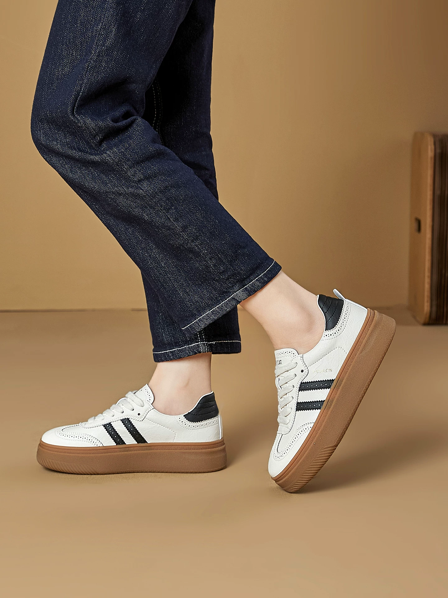 Giày tập luyện kiểu Brock dành cho nữ, giày thể thao đế dày tăng chiều cao phong cách retro, mẫu mới mùa xuân 2026, giày thể thao da thật màu trắng.