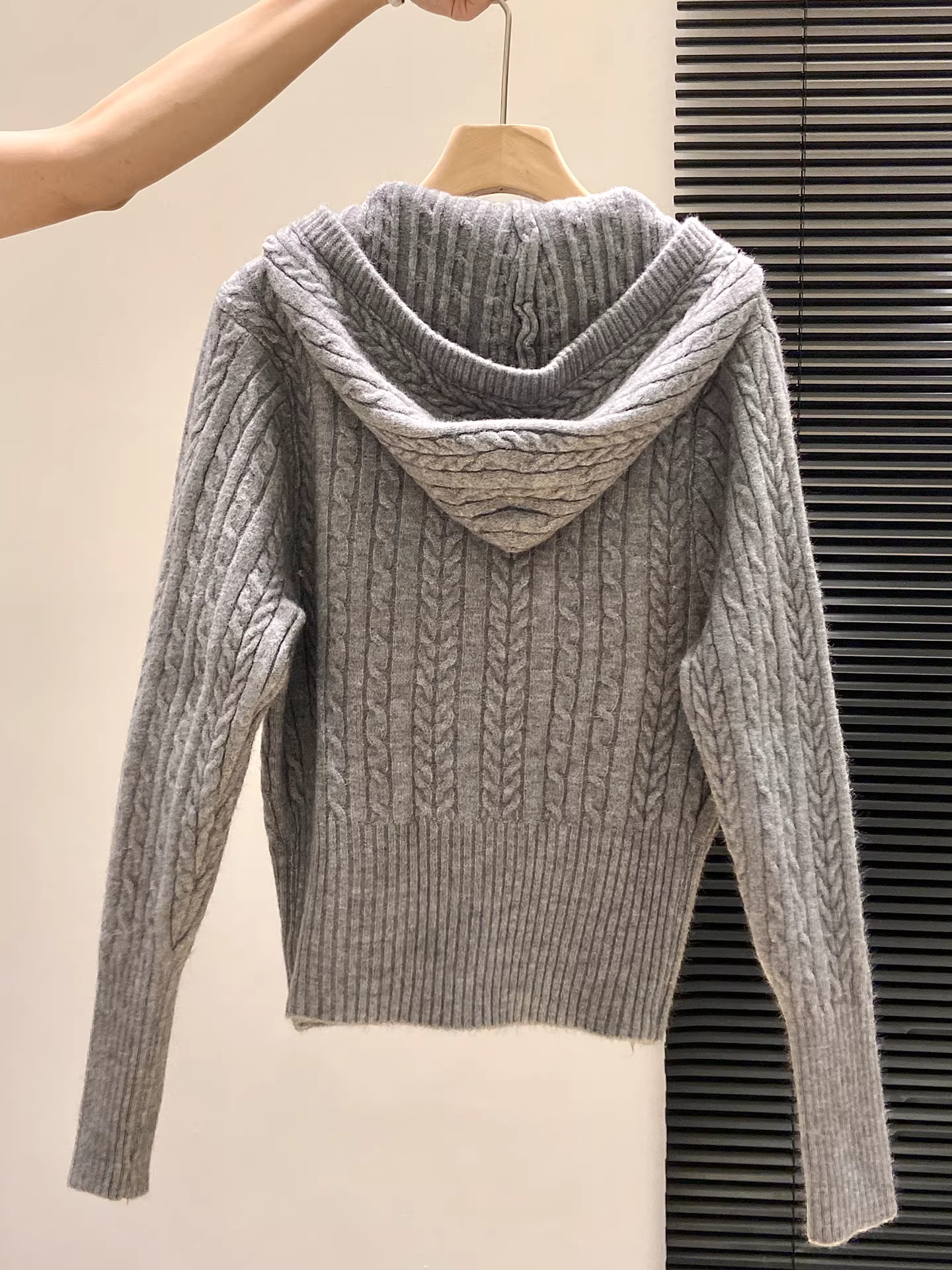 Áo cardigan len dệt kim dài tay có mũ đen La Chapelle dành cho nữ, mẫu mới thu đông 2025, kiểu dáng nhỏ nhắn