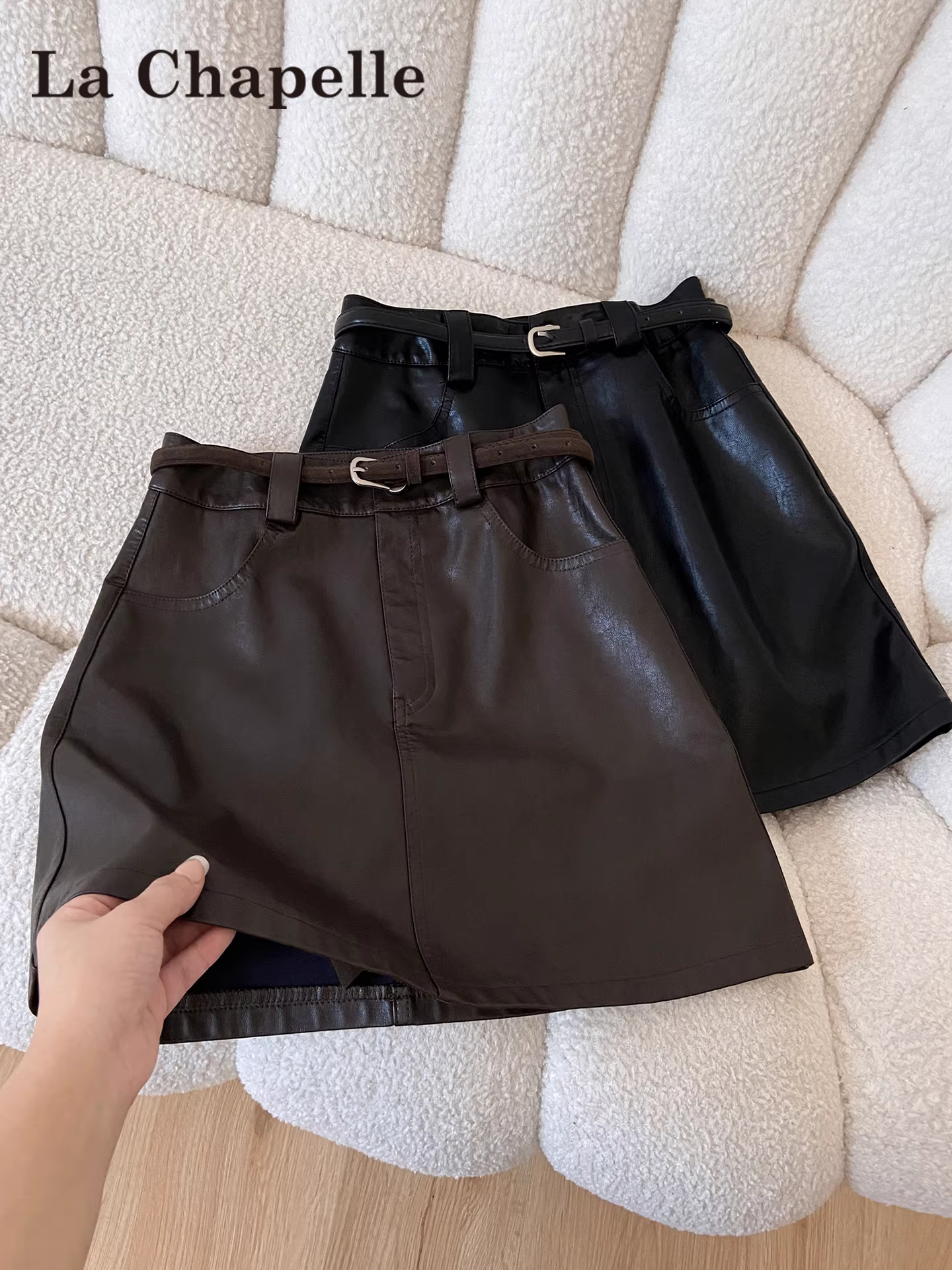 Chân váy da PU nâu La Chapelle dành cho nữ, mẫu mới thu đông 2025, cạp cao, kiểu dáng hot girl, dáng ngắn chữ A, dành cho người nhỏ nhắn