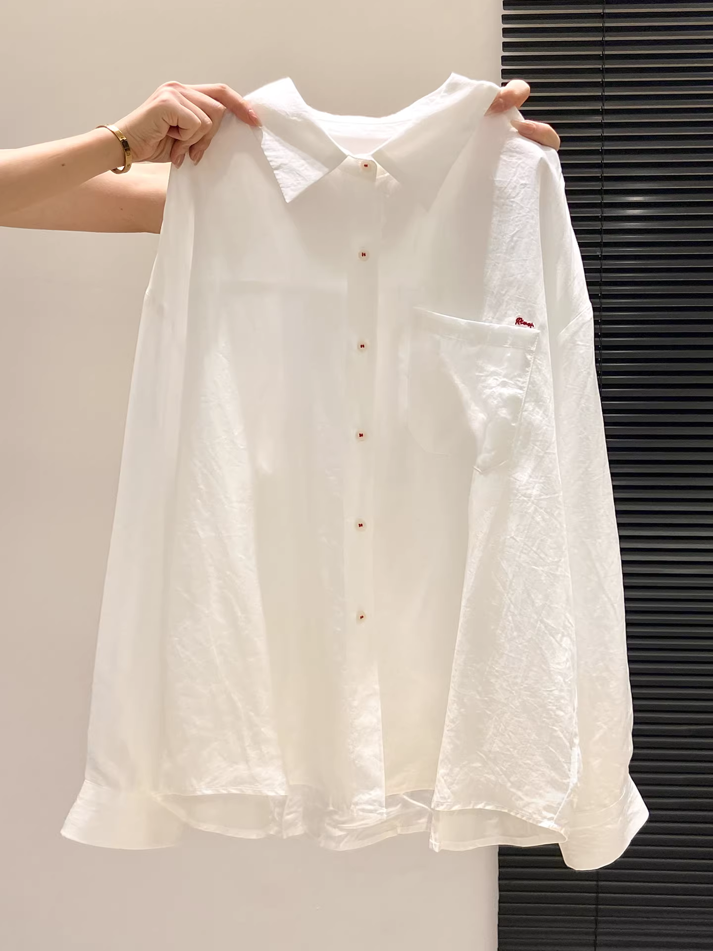 Áo sơ mi nữ tay dài kiểu dáng lười biếng màu xanh La Chapelle, thiết kế nút mới mùa thu đông 2025