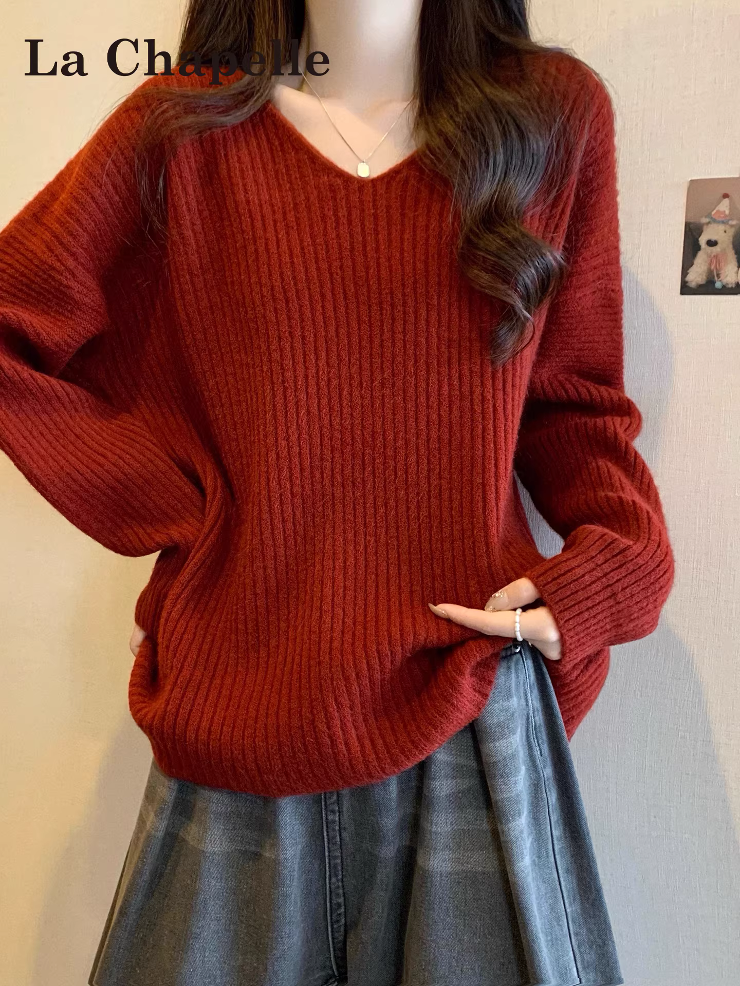 Áo len dệt kim dáng rộng cổ chữ V màu đỏ La Chapelle dành cho nữ 2025 áo lớp lót nhỏ nhắn mới mùa thu đông