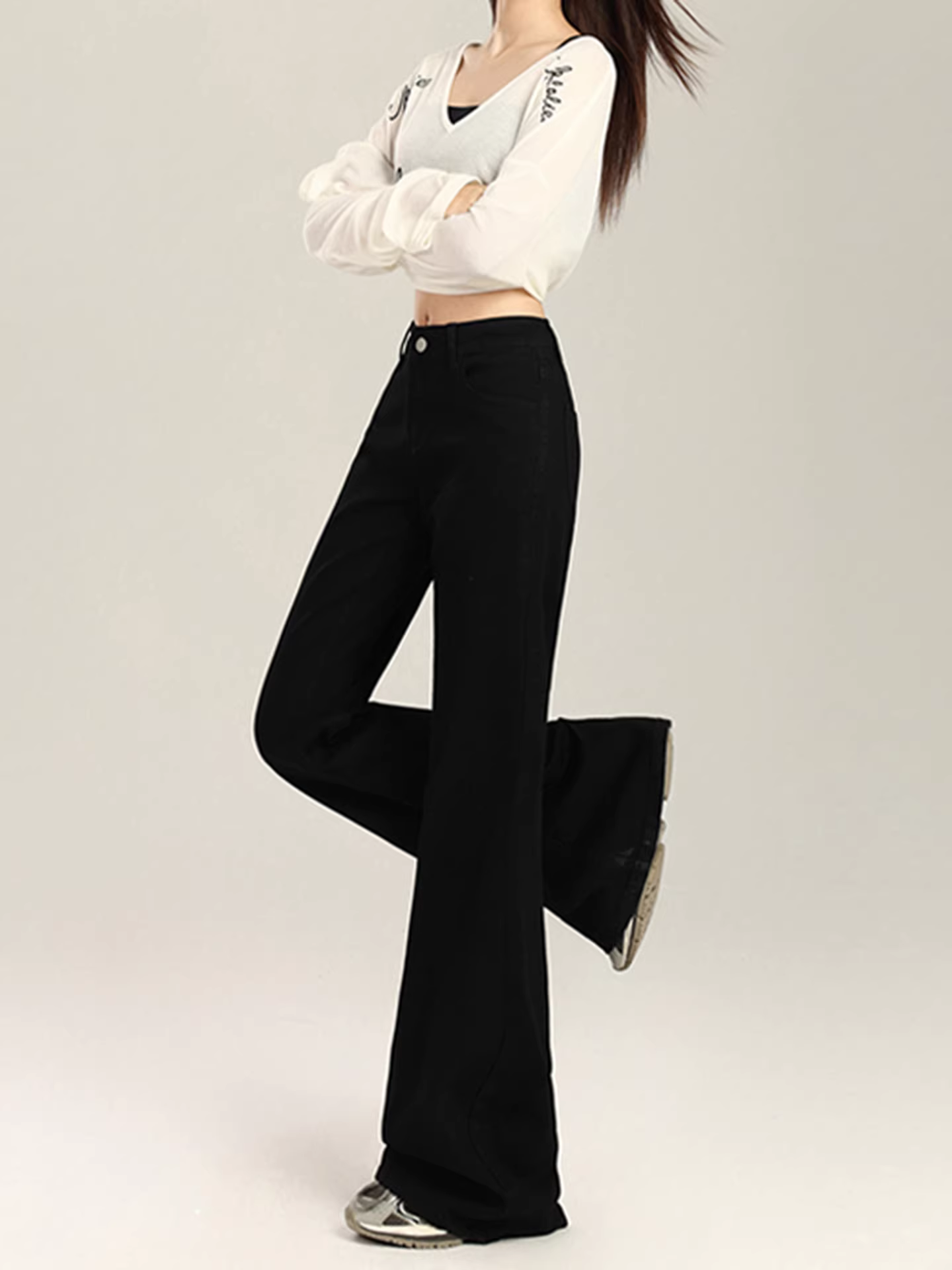 Quần jean đen La Chapelle dáng loe dành cho nữ, kiểu mới thu đông 2025, cạp cao, tôn dáng, không bó sát.