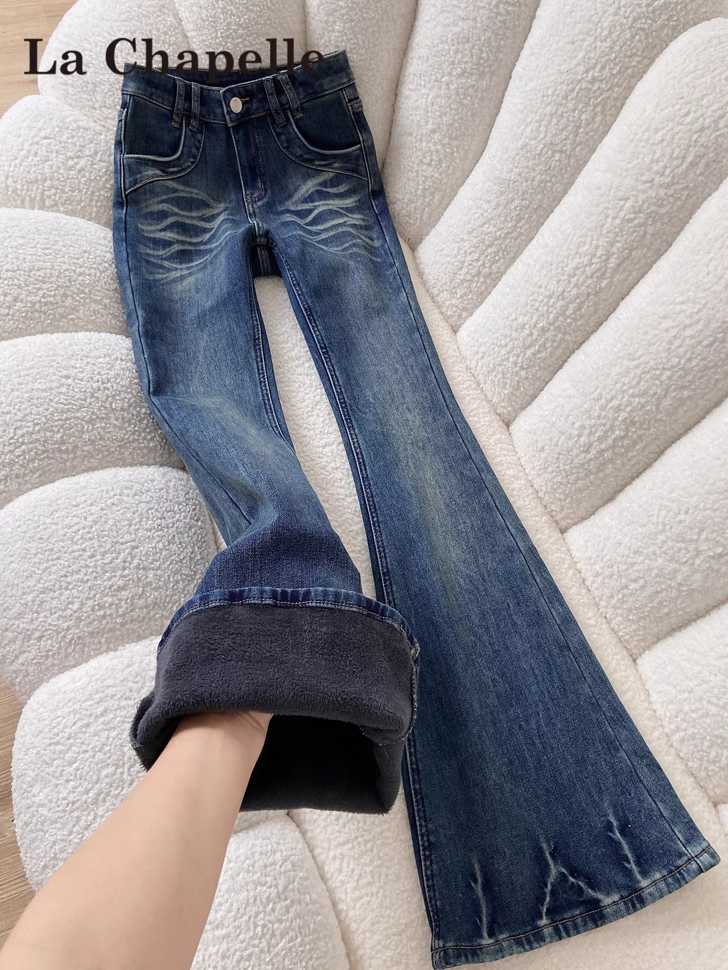 Quần jeans ống loe dày dặn lót lông La Chapelle kiểu retro dành cho nữ, mẫu mới thu đông 2025, ôm dáng, không bó sát.