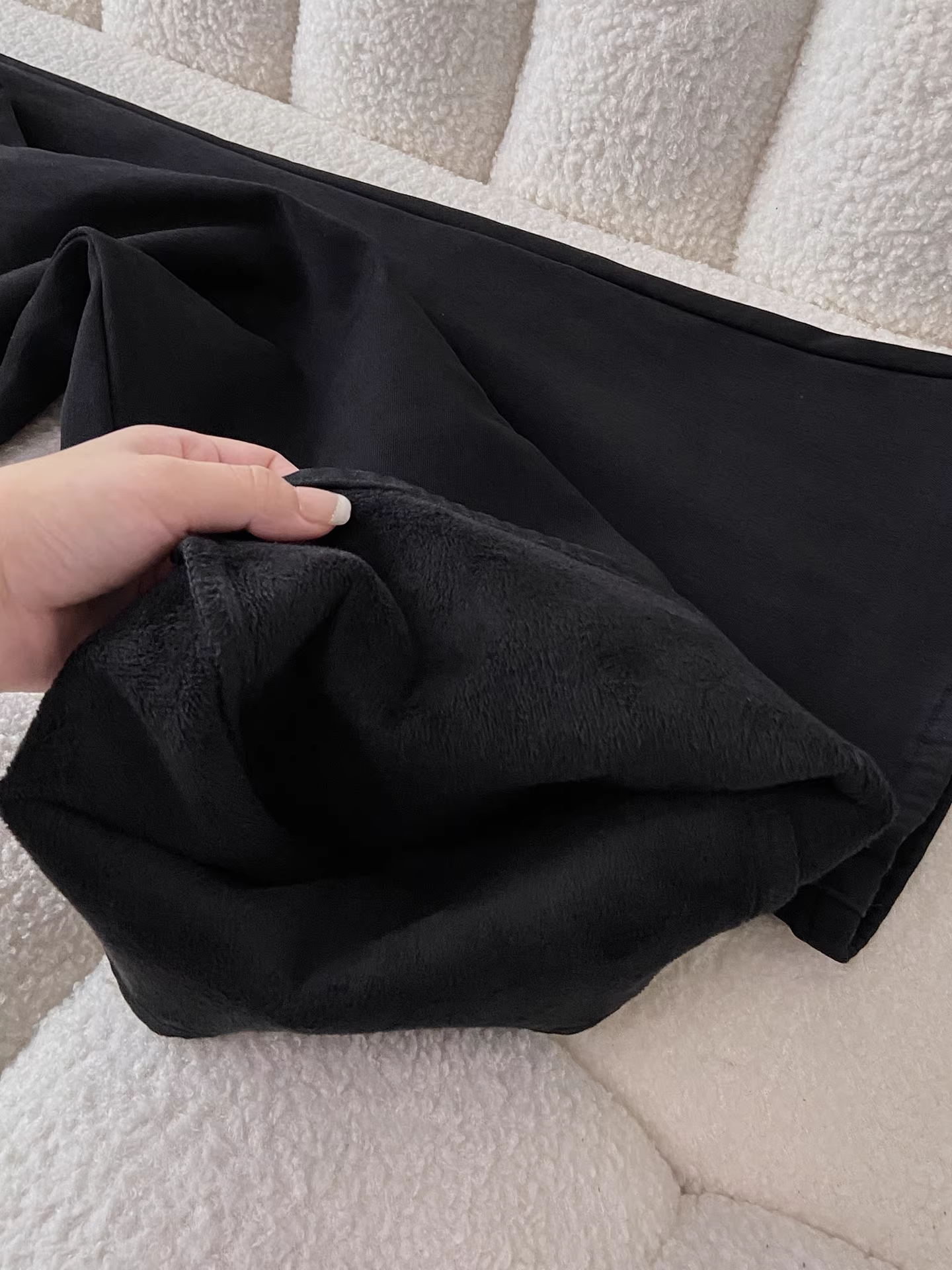 Quần jean nữ La Chapelle màu đen, chất liệu lông cừu, dáng loe, mùa thu đông 2025, cạp cao, tôn dáng, kiểu chuông.