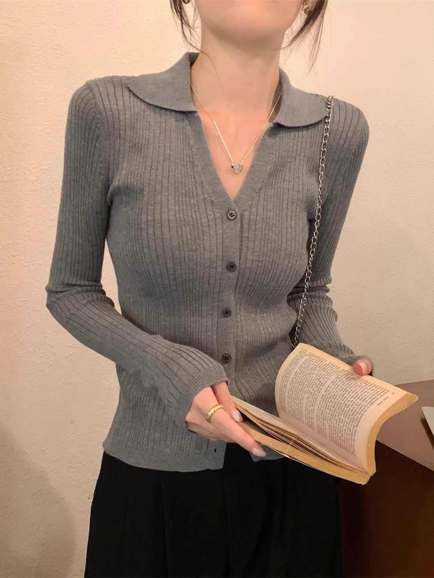 Áo cardigan len cổ polo màu xám La Chapelle dành cho nữ, mẫu mới thu đông 2025, kiểu dáng ôm body.