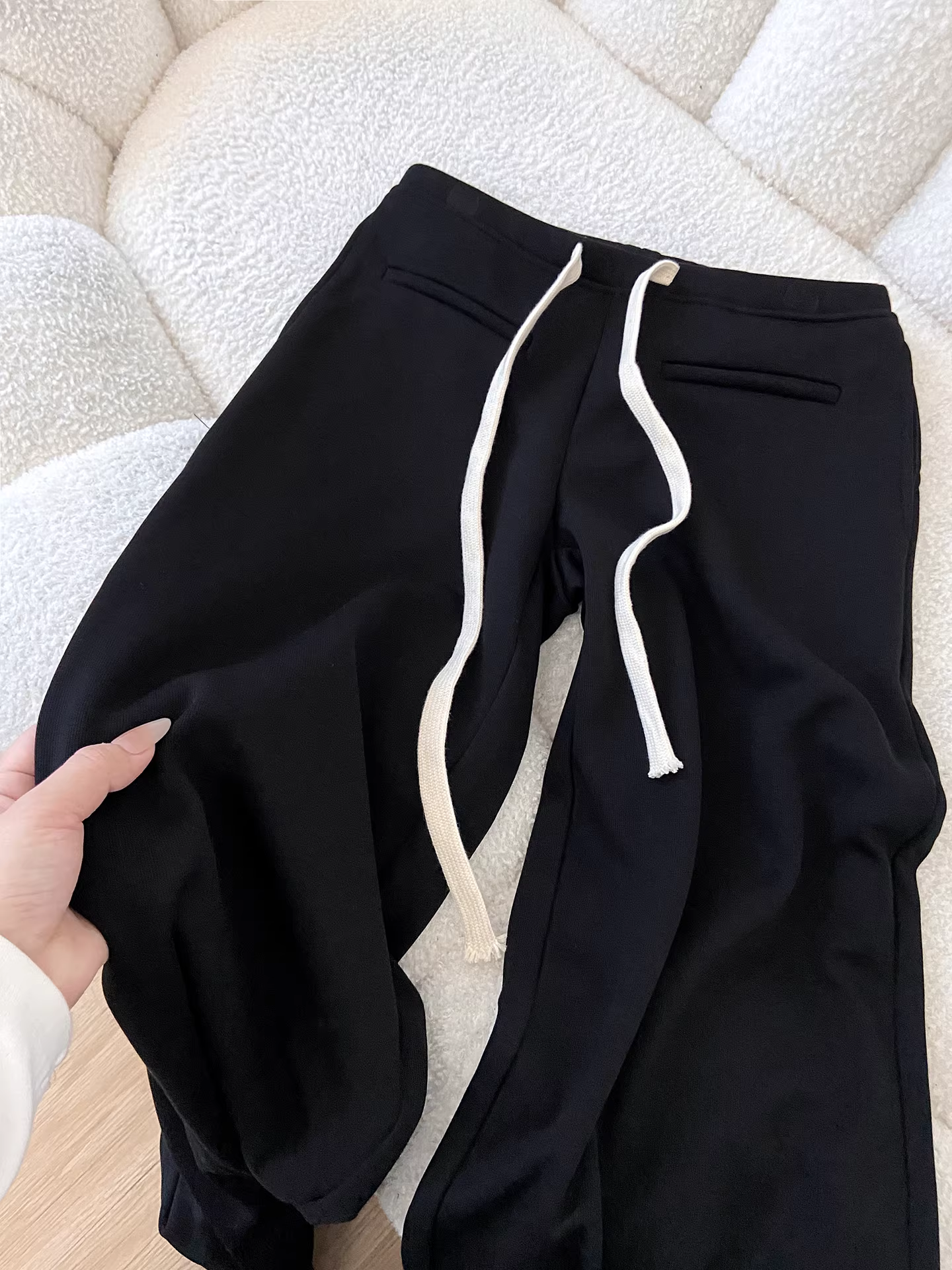 Quần âu nữ La Chapelle chất liệu lông cừu đen dày dặn, ống rộng, kiểu dáng xuông, cạp cao, ôm dáng, mới thu đông 2025