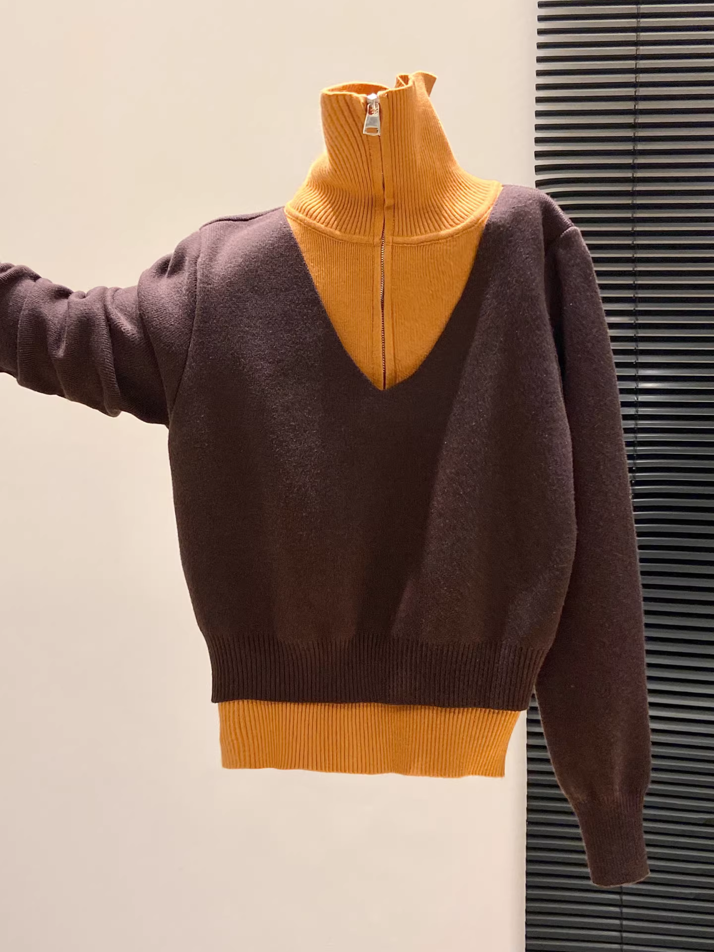 Áo len dệt kim cổ polo phối màu cà phê La Chapelle dành cho nữ, mẫu mới thu đông 2025, kiểu áo hai lớp giả.