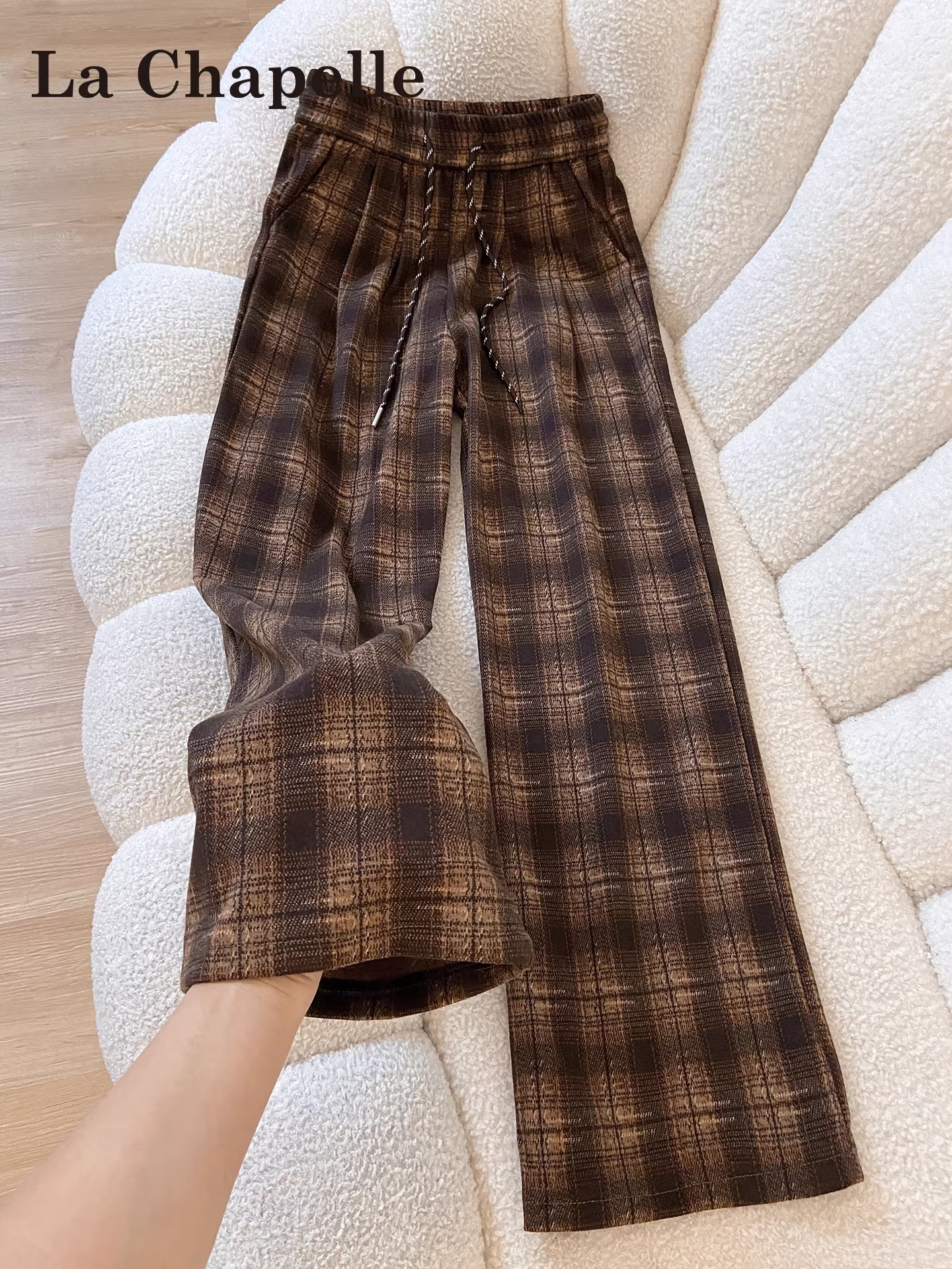 Quần ống rộng kẻ ca rô lót lông nâu La Chapelle dành cho nữ, mẫu mới thu đông 2025, cạp cao, dáng rộng, phong cách thường ngày.