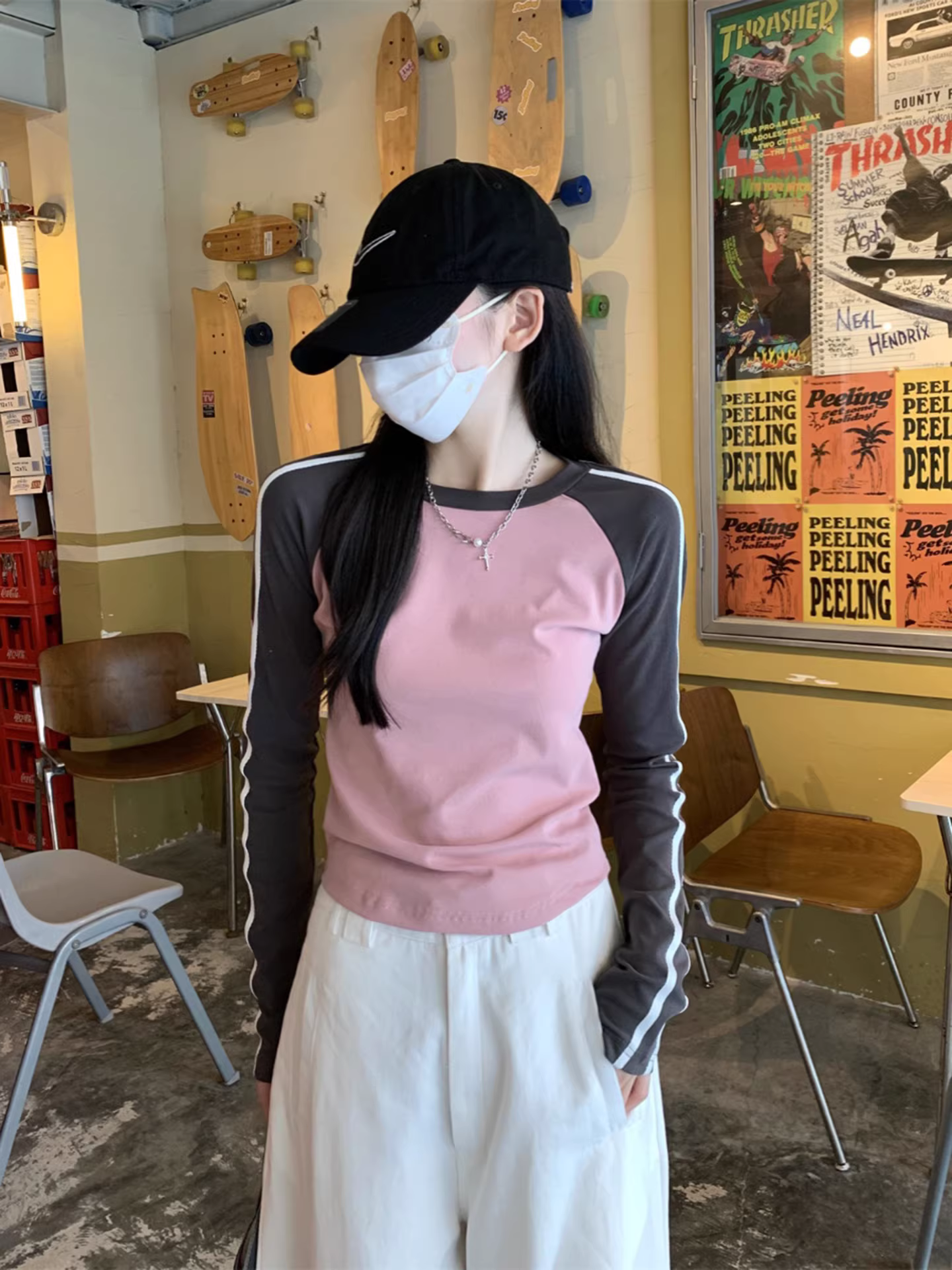 Áo thun nữ La Chapelle cổ tròn màu trắng phối màu, tay dài, kiểu dáng ôm body, mẫu mới thu đông 2025.