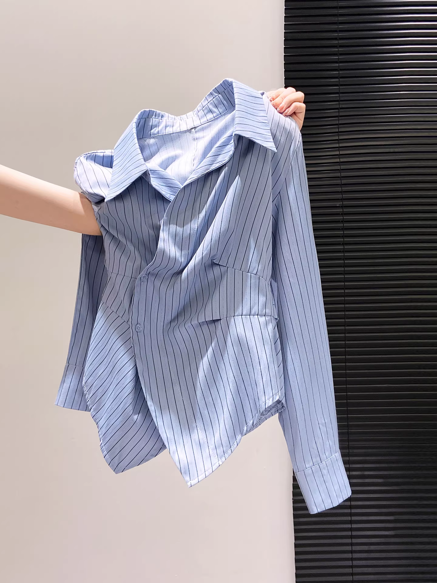 Áo sơ mi dài tay sọc xanh La Chapelle có cổ bẻ dành cho nữ, áo kiểu dáng bất đối xứng, eo thon, mẫu mới thu 2025.