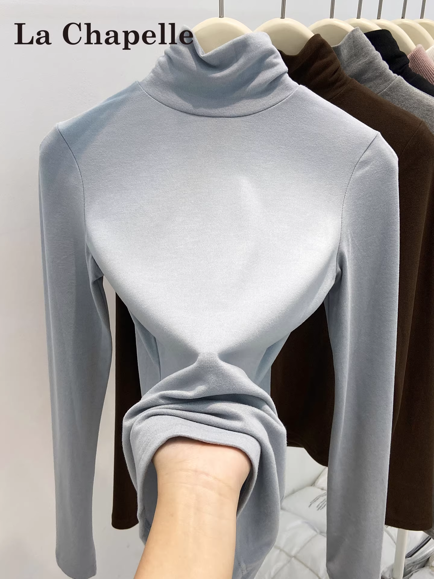 Áo sơ mi dài tay cổ lọ nhung xanh La Chapelle dành cho nữ, trang phục mặc trong mùa thu đông 2025 dành cho người có vóc dáng nhỏ nhắn.