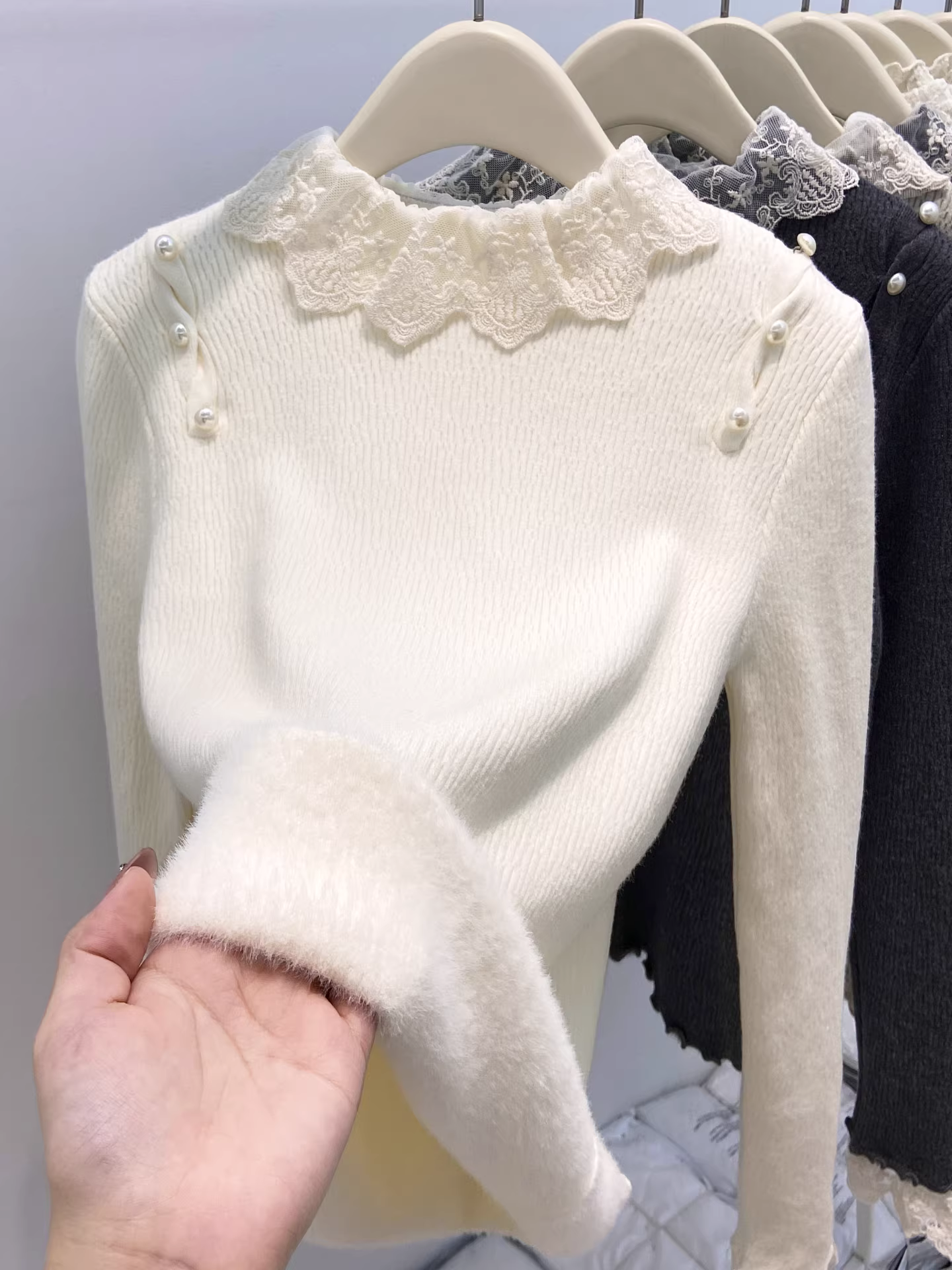Áo len trắng dài tay La Chapelle dành cho nữ, mẫu mới thu đông 2025, kiểu dáng thanh lịch, phối ren, mặc lót bên trong.