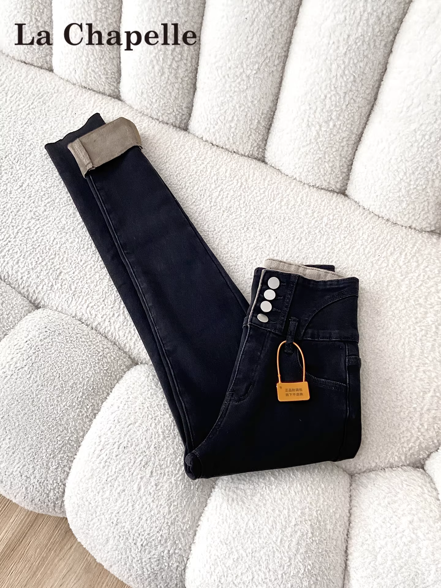 Quần jean nữ La Chapelle chất liệu nỉ đen dày dặn, kiểu dáng ôm sát, cạp cao, dành cho người nhỏ nhắn, mẫu mới thu đông 2025