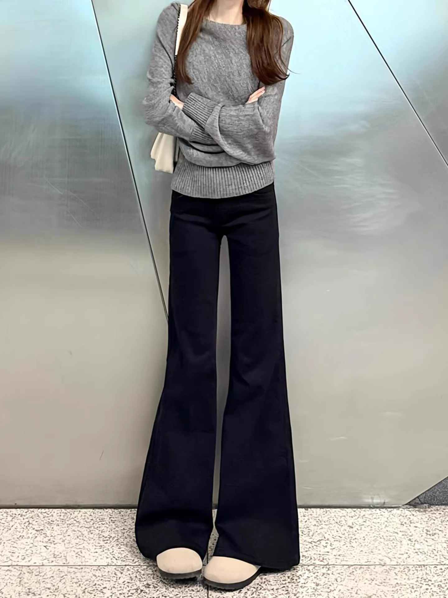 Quần jean ống loe dày lót lông cừu đen La Chapelle dành cho nữ, quần ống loe ôm dáng, tôn dáng, mới thu đông 2025.