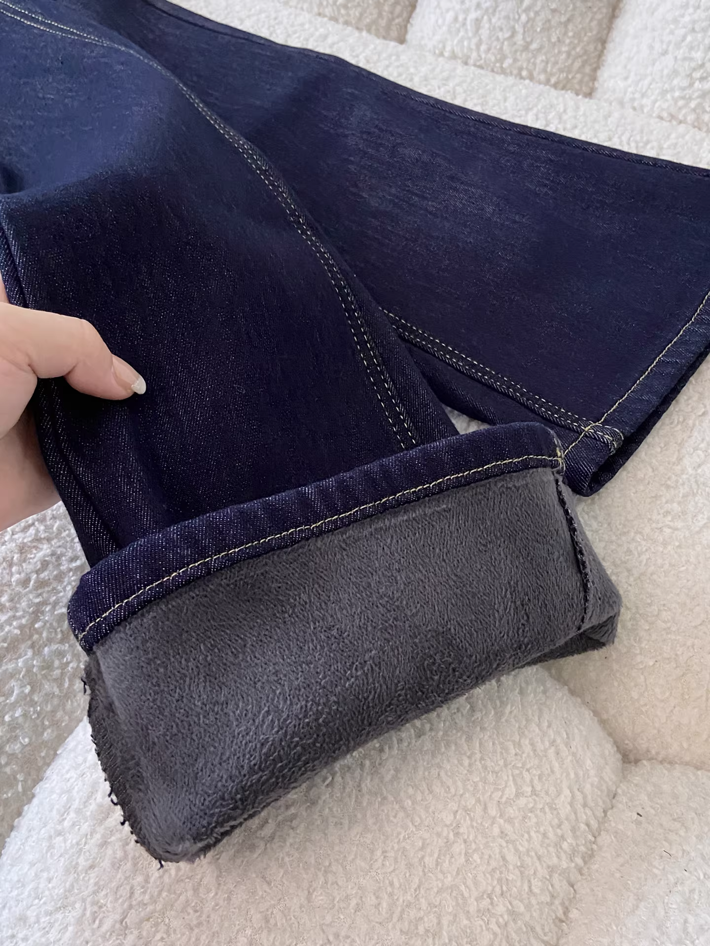 Quần jeans nữ La Chapelle cạp cao, ống loe, lót lông cừu đen, kiểu mới thu đông 2025, dáng ôm nhỏ nhắn, kiểu chuông.