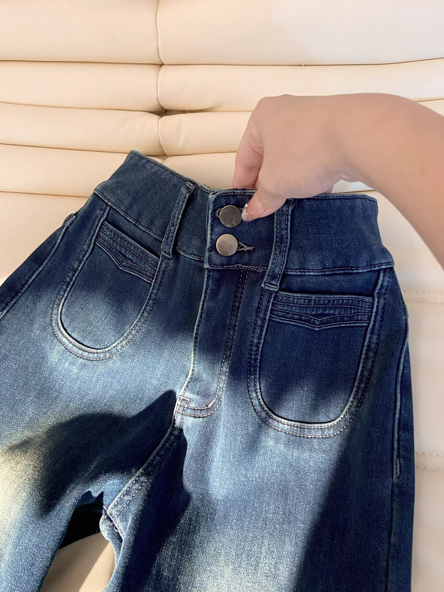 Quần jeans ống loe dày dặn lót lông La Chapelle dành cho nữ, kiểu mới thu đông 2025, quần ống loe dáng nhỏ nhắn.