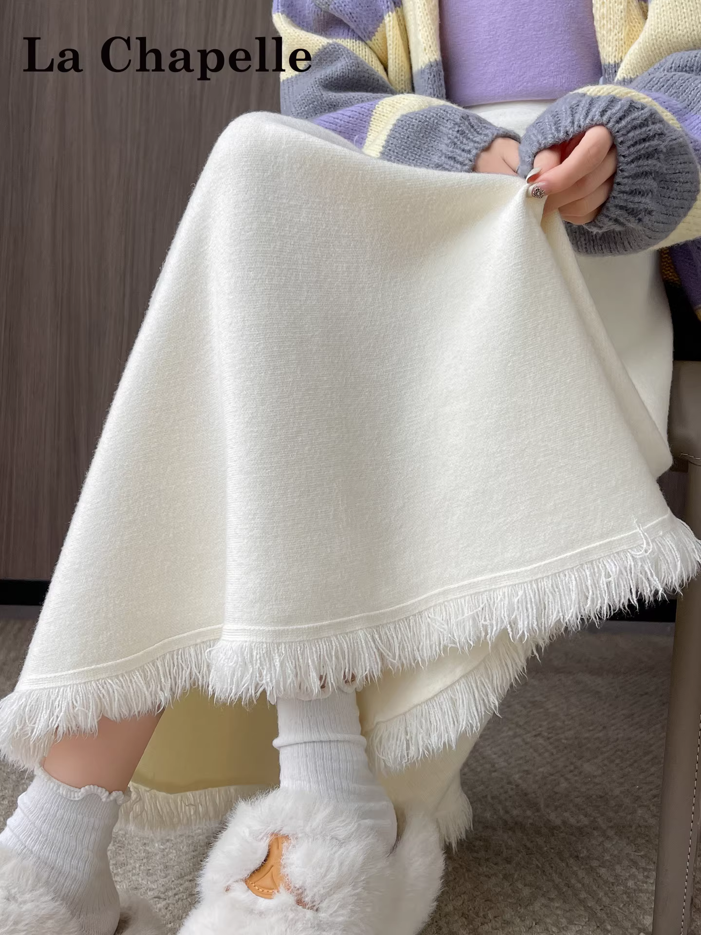 Váy len dáng chữ A cao eo màu trắng La Chapelle dành cho nữ, mẫu mới thu đông 2025, kiểu dáng tua rua, dài ngang đùi.