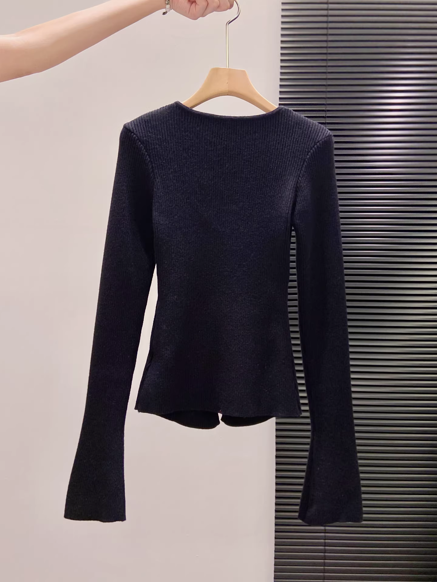 Áo len đen dài tay La Chapelle dành cho nữ, thu đông 2025, kiểu ôm sát, có đường xẻ tà ở dưới.