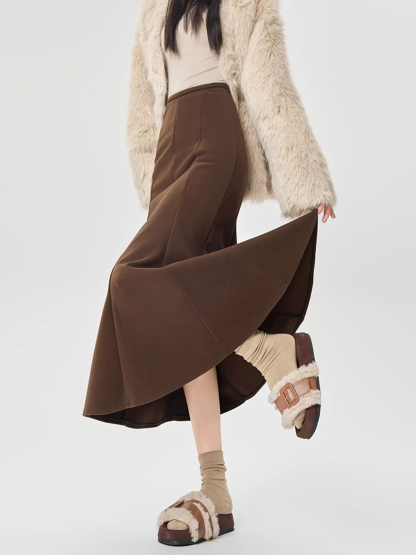 Váy len dày màu cà phê La Chapelle dành cho nữ, kiểu dáng mới thu đông 2025, cạp cao, dáng chữ A, dài ngang đùi, đuôi cá