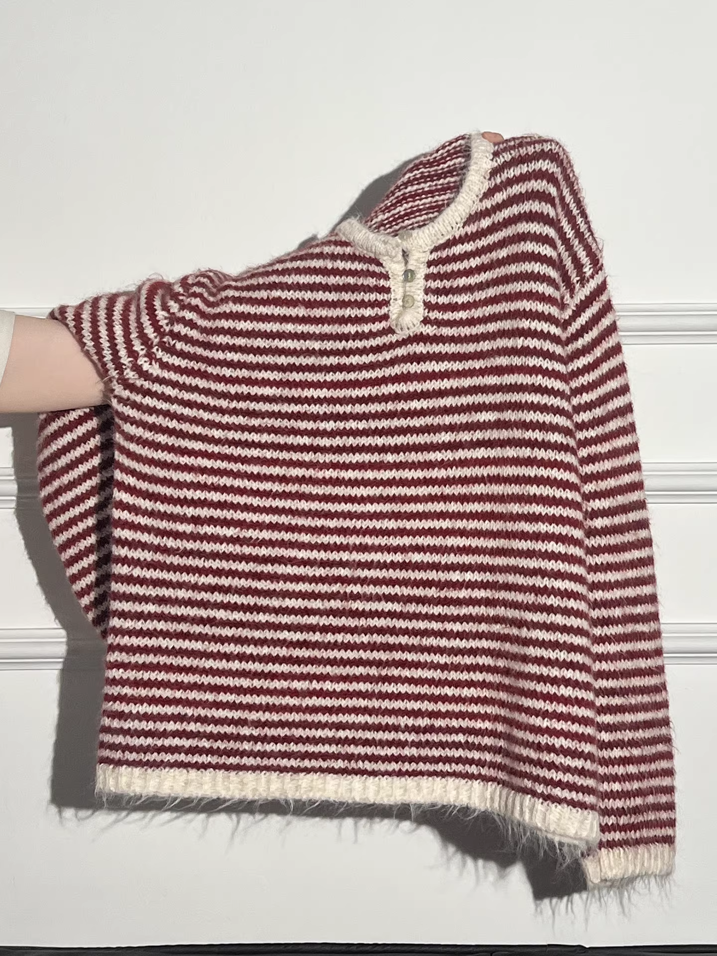 Áo len dệt kim cổ tròn tay dài sọc đỏ La Chapelle dành cho nữ, mẫu mới thu đông 2025, áo lót Giáng sinh