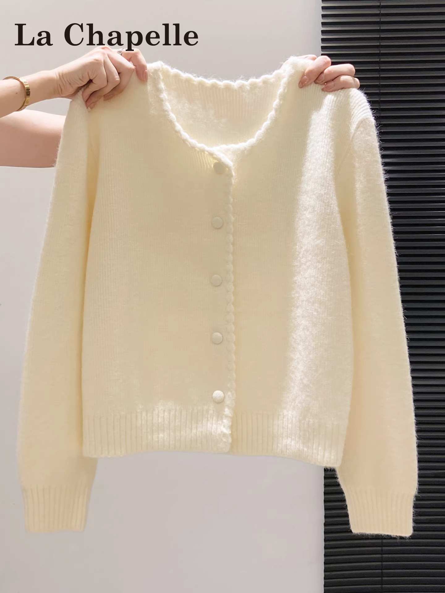 Áo len dệt kim dài tay màu trắng La Chapelle dành cho nữ 2025 kiểu dáng mùa thu đông mới, phong cách lười biếng, kiểu cardigan