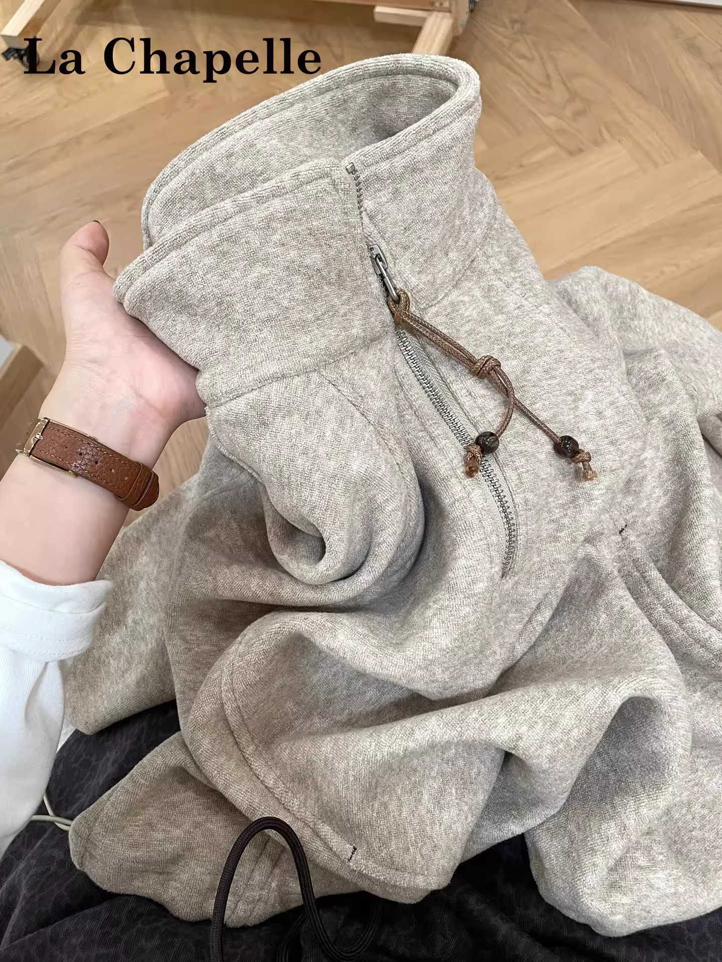 Áo khoác nỉ La Chapelle có cổ đứng dày dặn, khóa kéo nửa thân, dành cho nữ, mẫu mới thu đông 2025, kiểu dáng rộng rãi.