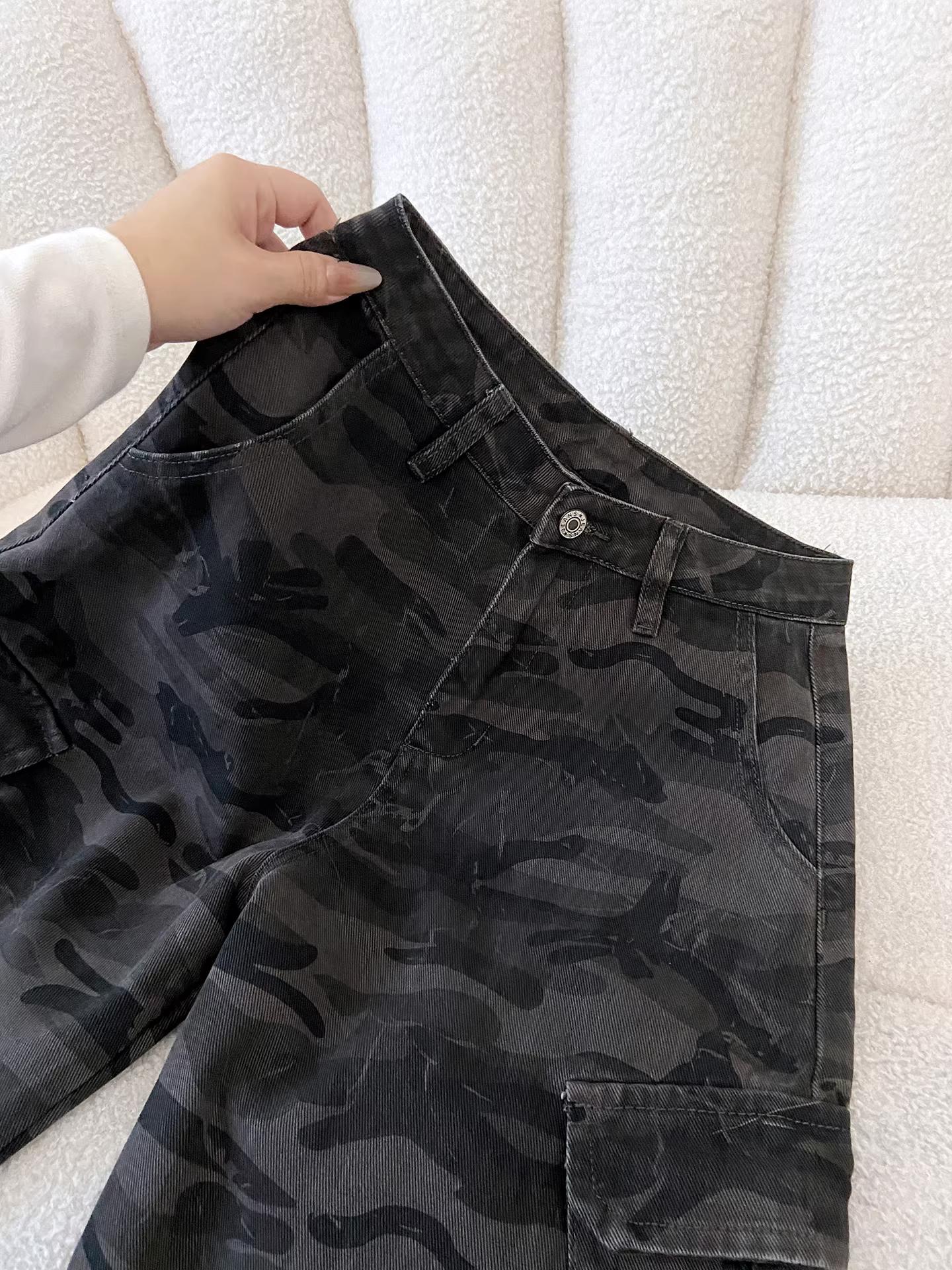 Quần jeans ống rộng dáng suông La Chapelle dành cho nữ, mẫu mới thu đông 2025, cạp cao, kiểu dáng nhỏ nhắn.