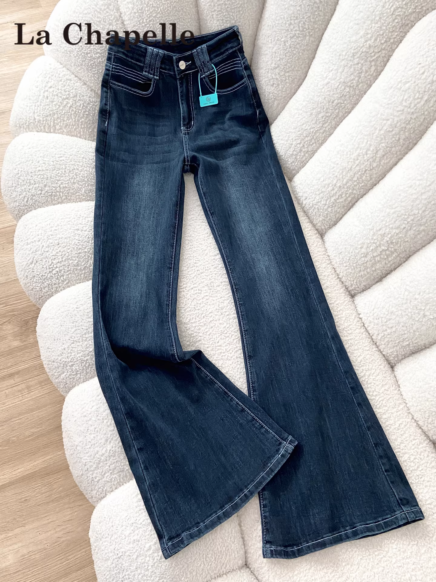 Quần jeans ống loe dày dặn lót lông màu xanh đậm La Chapelle dành cho nữ, mẫu mới thu đông 2025, kiểu dáng ôm dáng, chất liệu mềm mại.