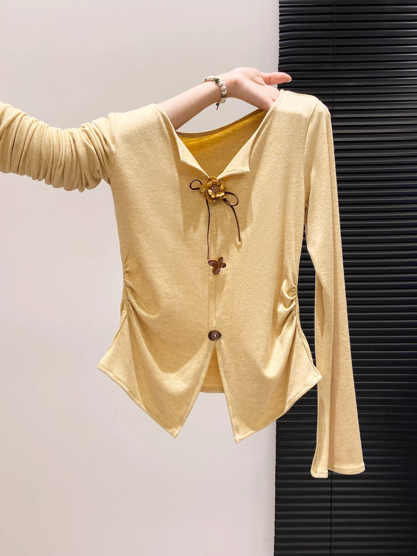 Áo len nữ La Chapelle màu đỏ, tay dài, xếp ly, kiểu mới thu đông 2025, kiểu dáng ôm eo, có nơ.