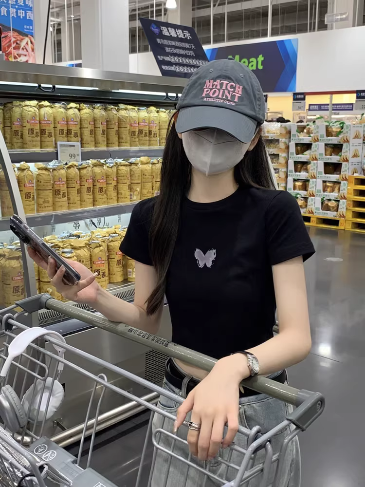 Áo thun ngắn tay in họa tiết La Chapelle màu xám dành cho nữ, áo crop top ôm sát mới mùa hè 2025 khoe rốn.